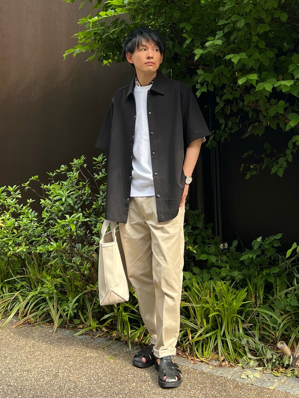 「大人カジュアル、スカーフ、チェック柄に恋してる、白Tシャツ、グルカサンダル、トートバッグ、ITEMS URBANRESEARCH、orcival、UNIQLO、休日スタイル、きれいめカジュアル、低身長コーデ、ビッグシルエット、カラー×コーデ、FUDGEBOYのトラッドスタイル」｜「ITEMS URBANRESEARCHのTRストレッチ 半袖シャツ（シャツ/ブラウス、ブラック系）」を使った、ゆっきーさん（メンズ・165cm）の春コーディネートの1枚目の写真