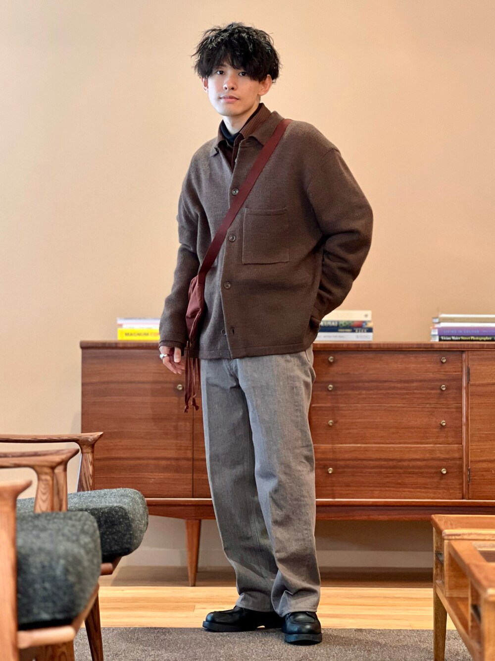 「重ね着ベストシーズン、UNIQLO、UNIQLO U、デニム、カーディガン、ニット、ブラウン、ブラウンコーデ、ワントーンコーデ、レイヤードスタイル、低身長、きれいめカジュアル、ショルダーバッグ、厚底シューズ、プチプラ」｜「TOM WOODの＜TOM WOOD（トムウッド）＞ BLUEHAWK EYE C WOMENS/リング □□ ¨（リング、ブルー系）」を使った、ゆっきーさん（骨格ウェーブ・メンズ・165cm）の秋コーディネートの1枚目の写真