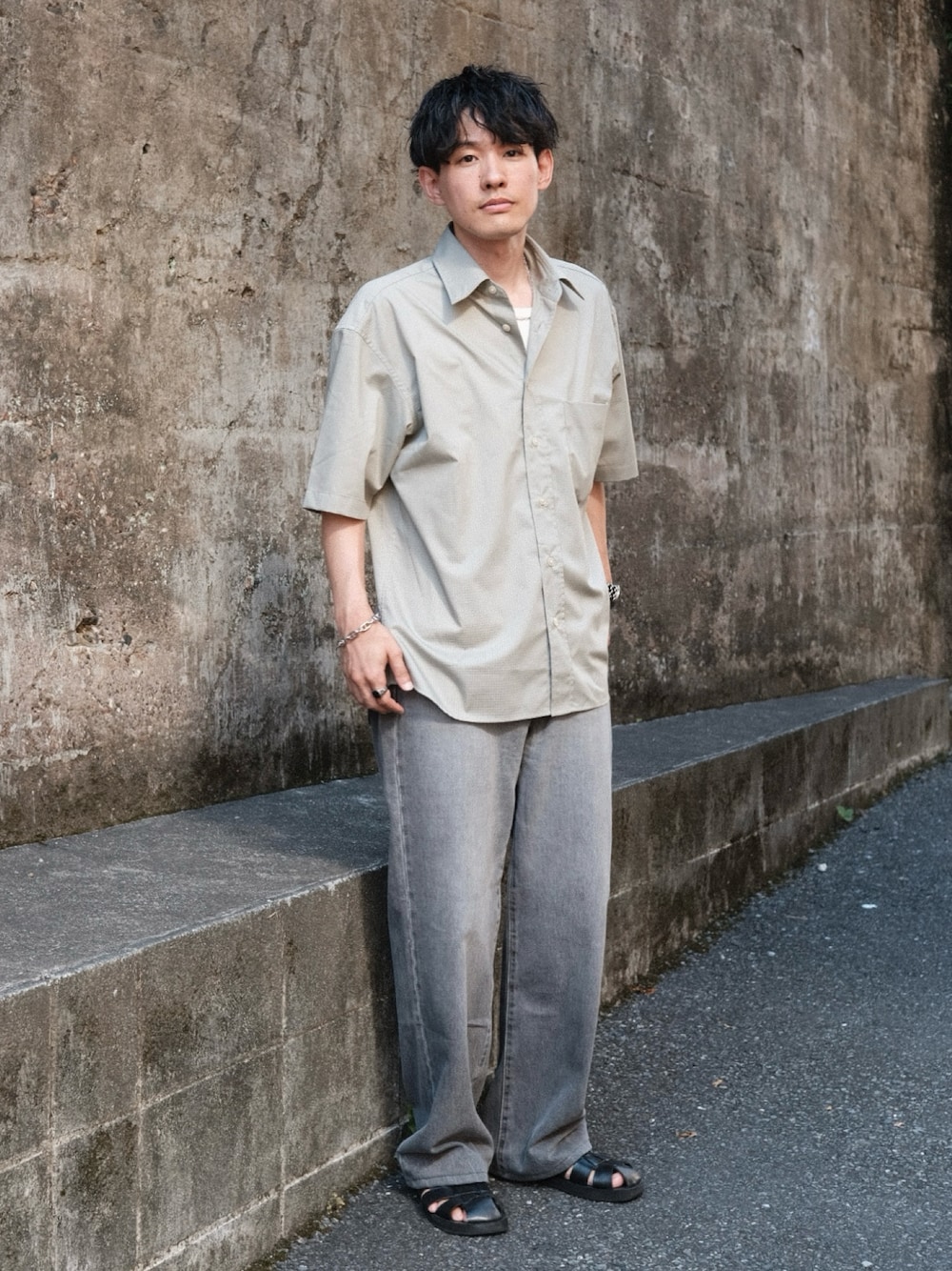 「休日スタイル、きれいめカジュアル、大人カジュアル、大人コーデ、グレー、全身ユニクロ、全身UNIQLO、夏コーデ、プチプラ、プチプラコーデ、デニム、シャツスタイル、シャツ、サンダル、アツいコーデ全部見せ」｜「UNIQLOのアイテム（デニムパンツ、グレー系）」を使った、ゆっきーさん（骨格ウェーブ・メンズ・165cm）の夏コーディネートの1枚目の写真