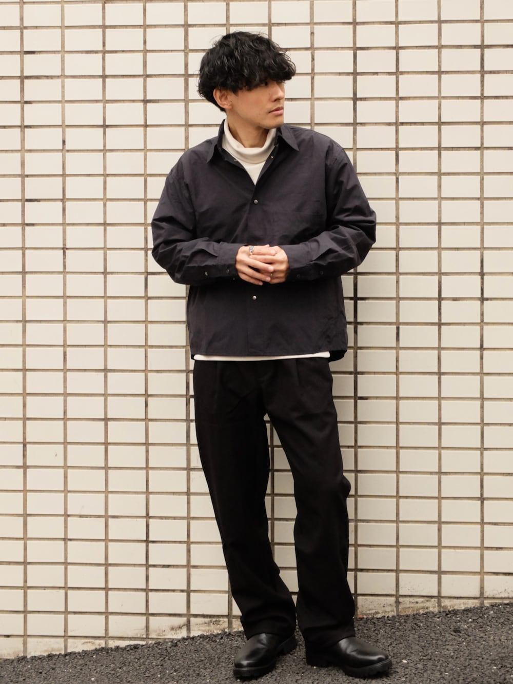 「RHYTHR、シャツアウター、ブルゾン、冬コーデ、大人カジュアル、マイベストコーデ2023、ドメブラ、スラックス、低身長、シンプルコーデ、スウェット、タートルネック、きれいめカジュアル、今日のコスメと服、ワイドパンツ」｜「RHYTHRのアイテム（シャツ/ブラウス、ブルー系）」を使った、ゆっきーさん（骨格ウェーブ・メンズ・165cm）の冬コーディネートの1枚目の写真