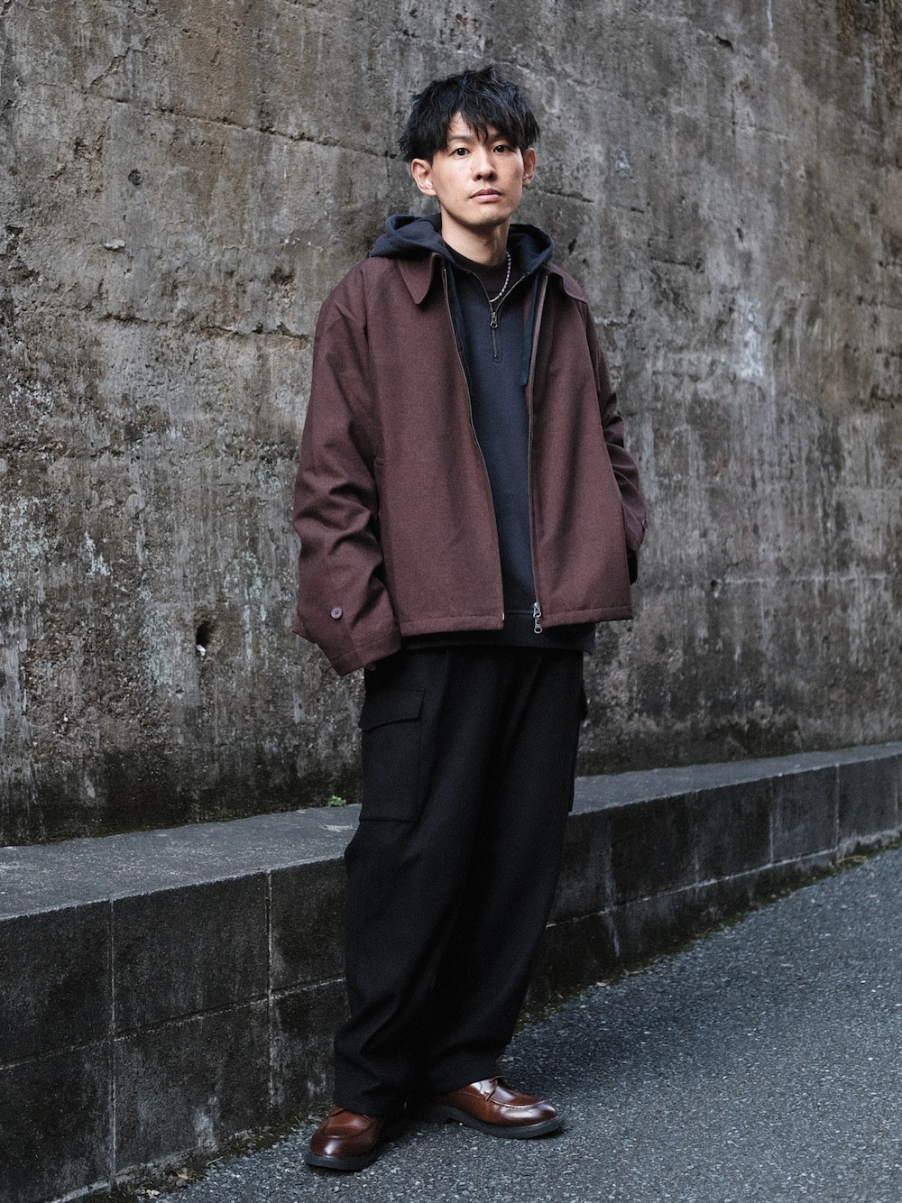 「秋っぽコーデ更新中、レイヤードスタイル、ブルゾン、ジャケット、パーカー、ブラウン、テーマパークコーデ、カーゴパンツ、大人カジュアル、大人コーデ、きれいめカジュアル、30代コーデ、30代、40代ファッション、40代」｜「rhythrのアイテム（ジャケット/アウター、ブラウン系）」を使った、ゆっきーさん（骨格ウェーブ・メンズ・165cm）の秋コーディネートの1枚目の写真