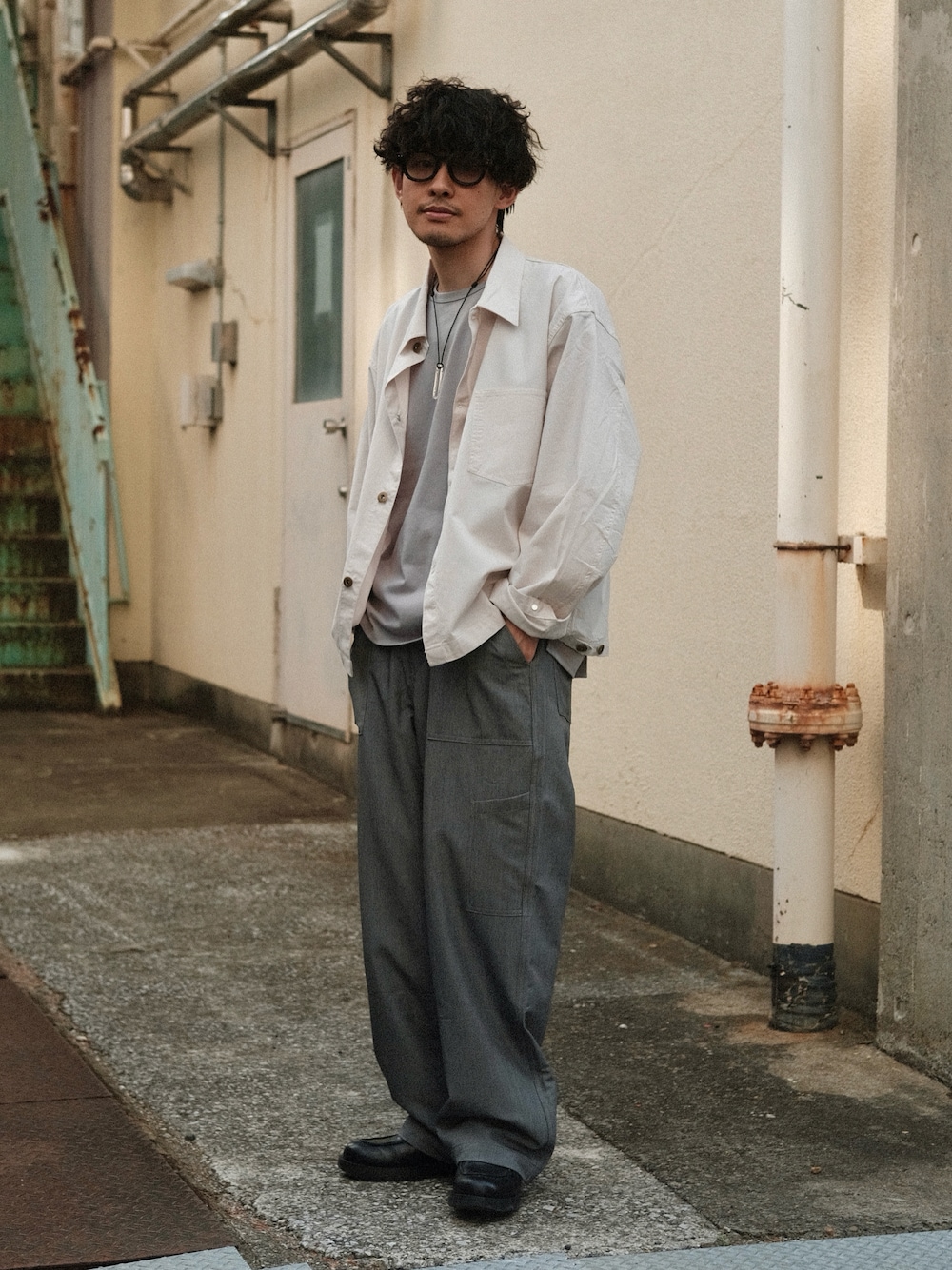 「春めき満開コーデ、30代コーデ、30代、30代ファッション、40代ファッション、40代、40代コーデ、アラサー、アラフォー、休日コーデ、大人カジュアル、きれいめカジュアル、デニムシャツ、RHYTHR、ラフ」｜「Adawat'n TuaregのAdawat'n Tuareg Botam Sansalt Oqmed ネックレス（ネックレス、その他）」を使った、ゆっきーさん（骨格ウェーブ・メンズ・165cm）の春コーディネートの1枚目の写真