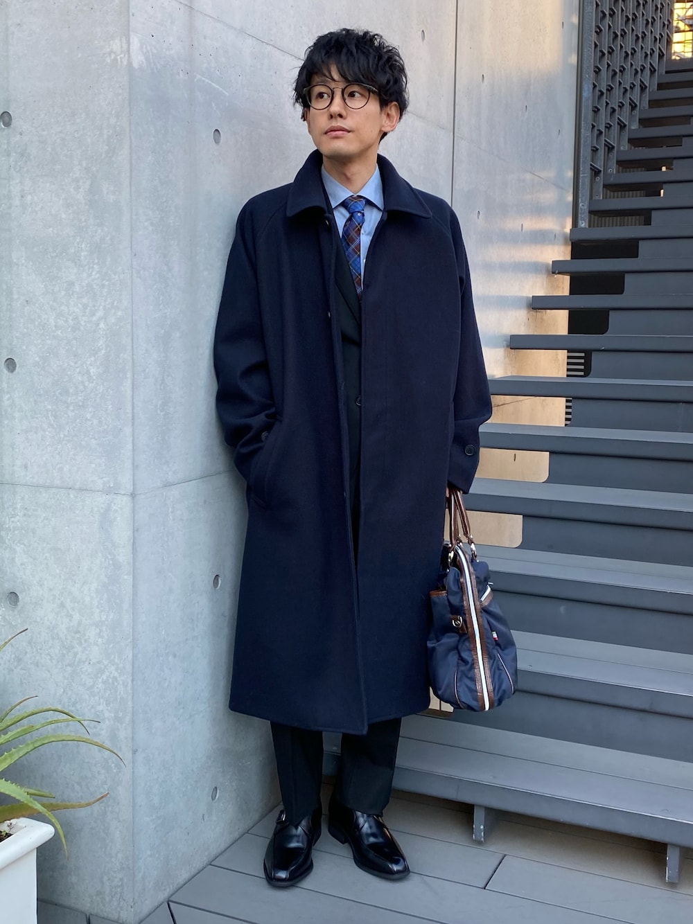 「セットアップ、スーツ、ロングコート、ビジネススタイル、シンプルコーデ、メガネ男子、green label relaxing、エレガント、低身長、オフィススタイル、スーツスタイル、30代、ビジネスカジュアル、MONO-MART、チェック柄に恋してる」｜「MONO-MARTのオーバーサイズ メルトンラグランスリーブロングステンカラーコート 2021-2022WINTER（ステンカラーコート、ブルー系）」を使った、ゆっきーさん（メンズ・165cm）の冬コーディネートの1枚目の写真