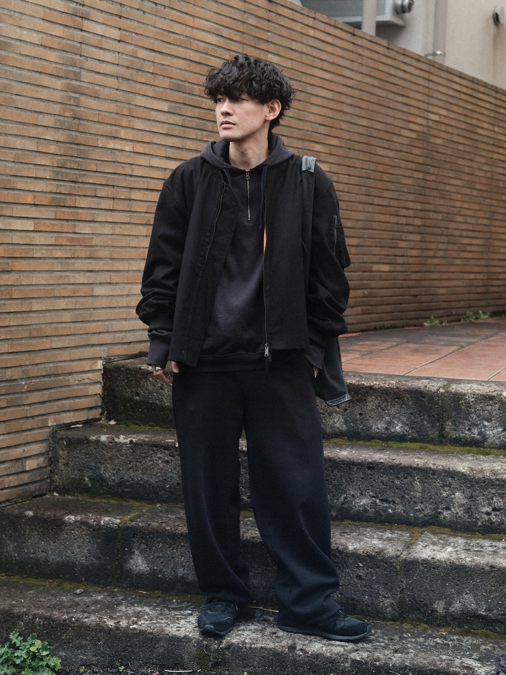 「30代コーデ、30代、30代ファッション、30代メンズファッション、40代ファッション、40代、40代コーデ、低身長、低身長コーデ、大人カジュアル、大人コーデ、シンプルコーデ、春コーデ、きれいめカジュアル、おじコーデ」｜「NEW BALANCEのnew balance/CM996（スニーカー、ブラック系）」を使った、ゆっきーさん（骨格ウェーブ・メンズ・165cm）の春コーディネートの1枚目の写真