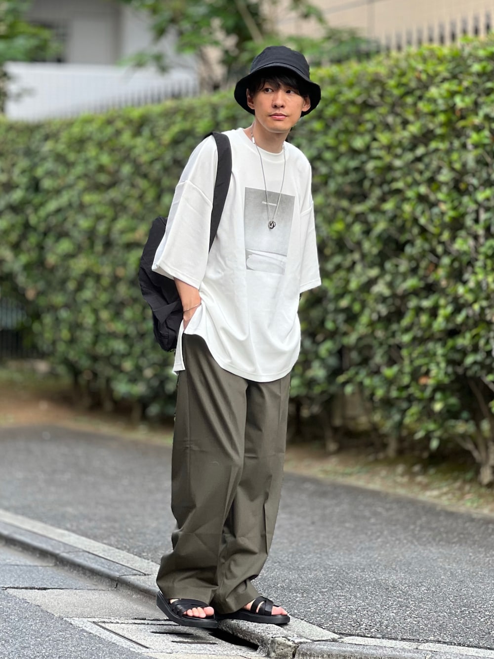 「みんなの白Tフェス、シンプルコーデ、きれいめカジュアル、大人カジュアル、夏コーデ、バケットハット、スラックス、プチプラ、フェススタイル、お出かけコーデ、夏セールで買いました、プリントT、低身長、ビッグシルエット、ラフコーデ」｜「Confirmのドレープとろみ ビッグシルエット 無地 / ワンポイント / フロントプリント オーバーサイズ半袖Tシャツ カットソー【Confirm】2023SS（Tシャツ/カットソー、ホワイト系）」を使った、ゆっきーさん（骨格ウェーブ・メンズ・165cm）の夏コーディネートの1枚目の写真