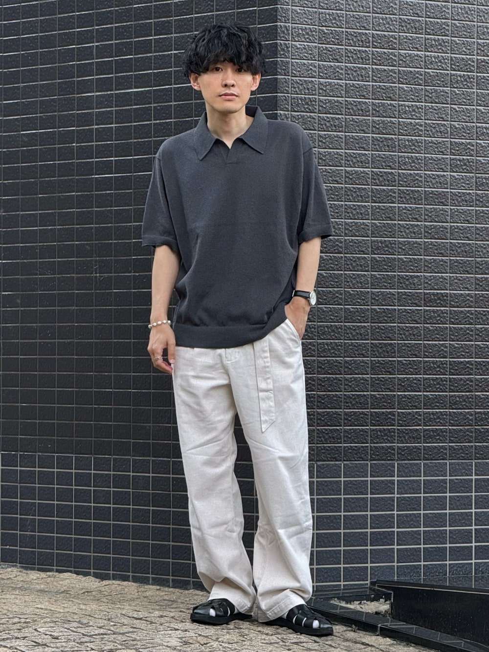 「プチプラ、プチプラコーデ、Bleme、GU、デニム、デニムパンツ、シンプルコーデ、グルカサンダル、ラフコーデ、休日スタイル、モノトーン、モノトーンコーデ、きれいめカジュアル、大人カジュアル、低身長」｜「GUのアイテム（シャツ/ブラウス、グレー系）」を使った、ゆっきーさん（骨格ウェーブ・メンズ・165cm）の春コーディネートの1枚目の写真