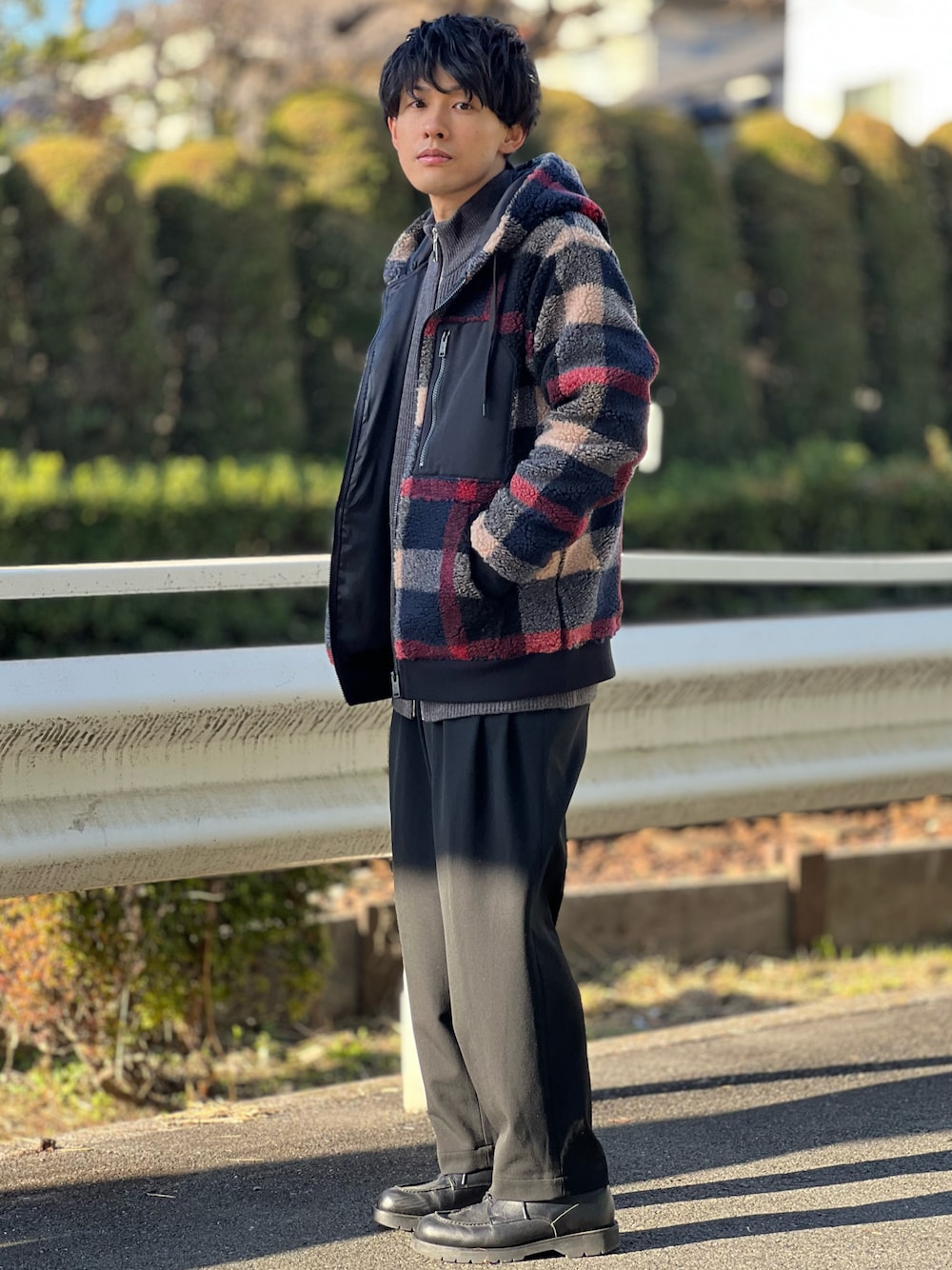 「クリスマスに着たい服、チェック、ボアパーカー、大人カジュアル、きれいめカジュアル、スラックス、冬コーデ、ボアジャケット、レイヤードスタイル、マイベストコーデ2022、赤、休日スタイル、ニット、シンプルコーデ、cbcrestbridge」｜「CB CRESTBRIDGEのクレストブリッジチェックボアパーカー（パーカー、ブルー系）」を使った、ゆっきーさん（骨格ウェーブ・メンズ・165cm）の冬コーディネートの1枚目の写真