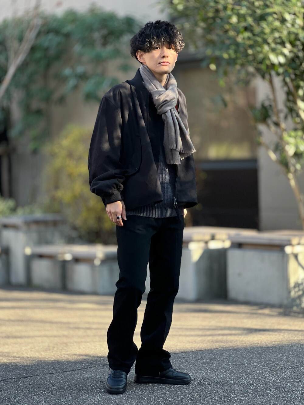 「今日のコスメと服、マイベストコーデ2023、デニム、ラフ、きれいめカジュアル、プチプラ、冬コーデ、ニット、レイヤードスタイル、マフラー、ストリート、低身長、モノトーン、モノトーンコーデ、大人カジュアル」｜「JiedaのOW FLARE DENIM PANTS（デニムパンツ、ブラック系）」を使った、ゆっきーさん（骨格ウェーブ・メンズ・165cm）の冬コーディネートの1枚目の写真