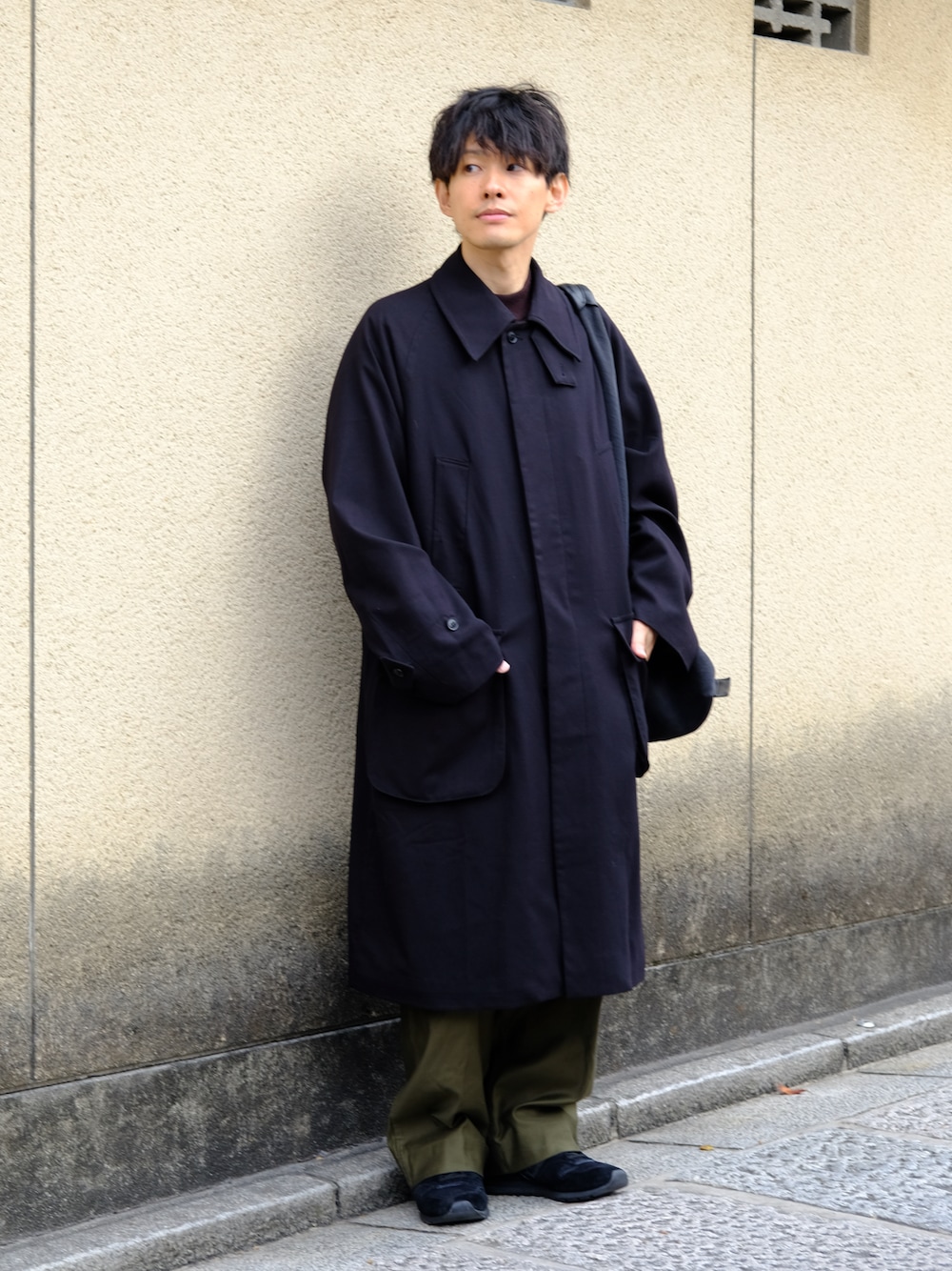 「最近のいい感じコーデ、冬アウター、秋冬コーデ、秋コーデ、冬コーデ、きれいめカジュアル、大人カジュアル、チノパン、30代コーデ、30代、40代ファッション、40代、シンプルコーデ、低身長、ステンカラーコート」｜「RHYTHRのアイテム（ステンカラーコート、ブラック系）」を使った、ゆっきーさん（骨格ウェーブ・メンズ・165cm）の秋コーディネートの1枚目の写真