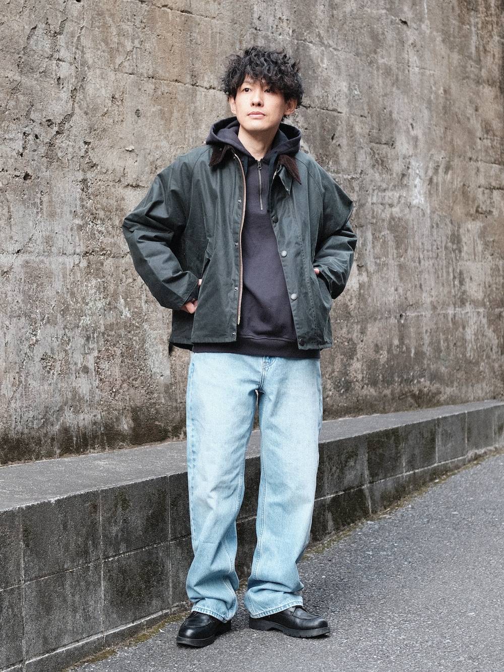 「UNIQLO JW ANDERSON、JWANDERSON、ユニクロ、ユニクロコーデ、デニム、デニムパンツ、barbour、トランスポート、バブアー、レイヤードスタイル、30代コーデ、30代、40代ファッション、40代、低身長」｜「Barbourの【TRANSPORT / トランスポート】ワックス コットン ショート ブルゾン（ブルゾン、グリーン系）」を使った、ゆっきーさん（骨格ウェーブ・メンズ・165cm）の冬コーディネートの1枚目の写真