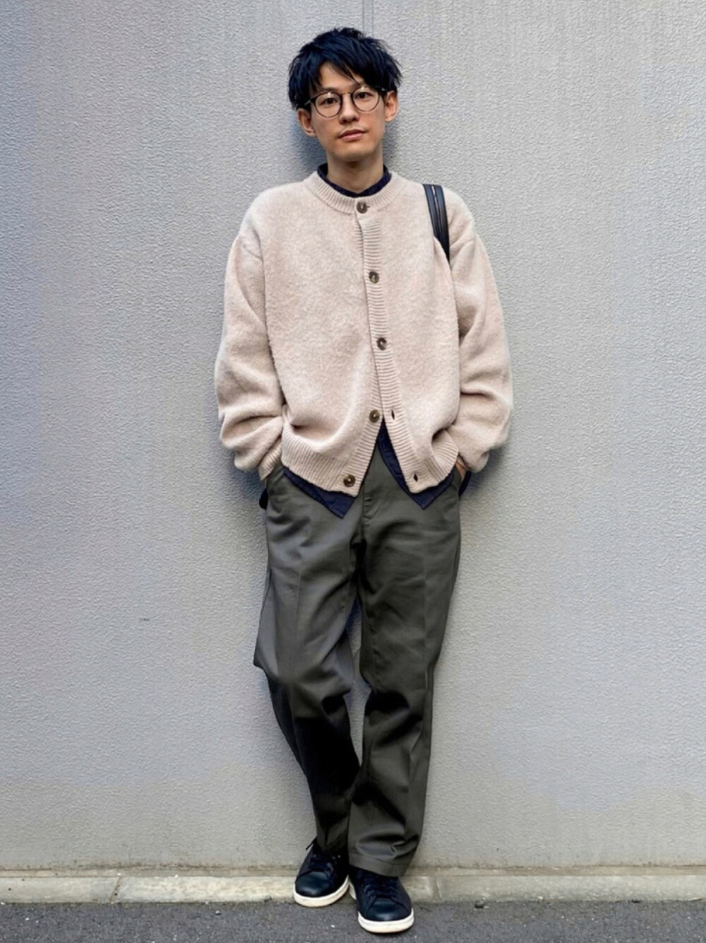 「カーディガン、レイヤード、UNIQLO、レイヤードスタイル、カーキ、休日スタイル、プチプラ、ワークパンツ、メガネ男子、低身長、シンプルスタイル、30代、秋コーデ、EMMA  CLOTHES、だから秋服が好き」｜「EMMA CLOTHESのシャギーニットWジャガード編みラウンドネック ドロップショルダールーズニットカーディガン EMMA CLOTHES 2021AW（カーディガン/ボレロ、ベージュ系）」を使った、ゆっきーさん（メンズ・165cm）の秋コーディネートの1枚目の写真