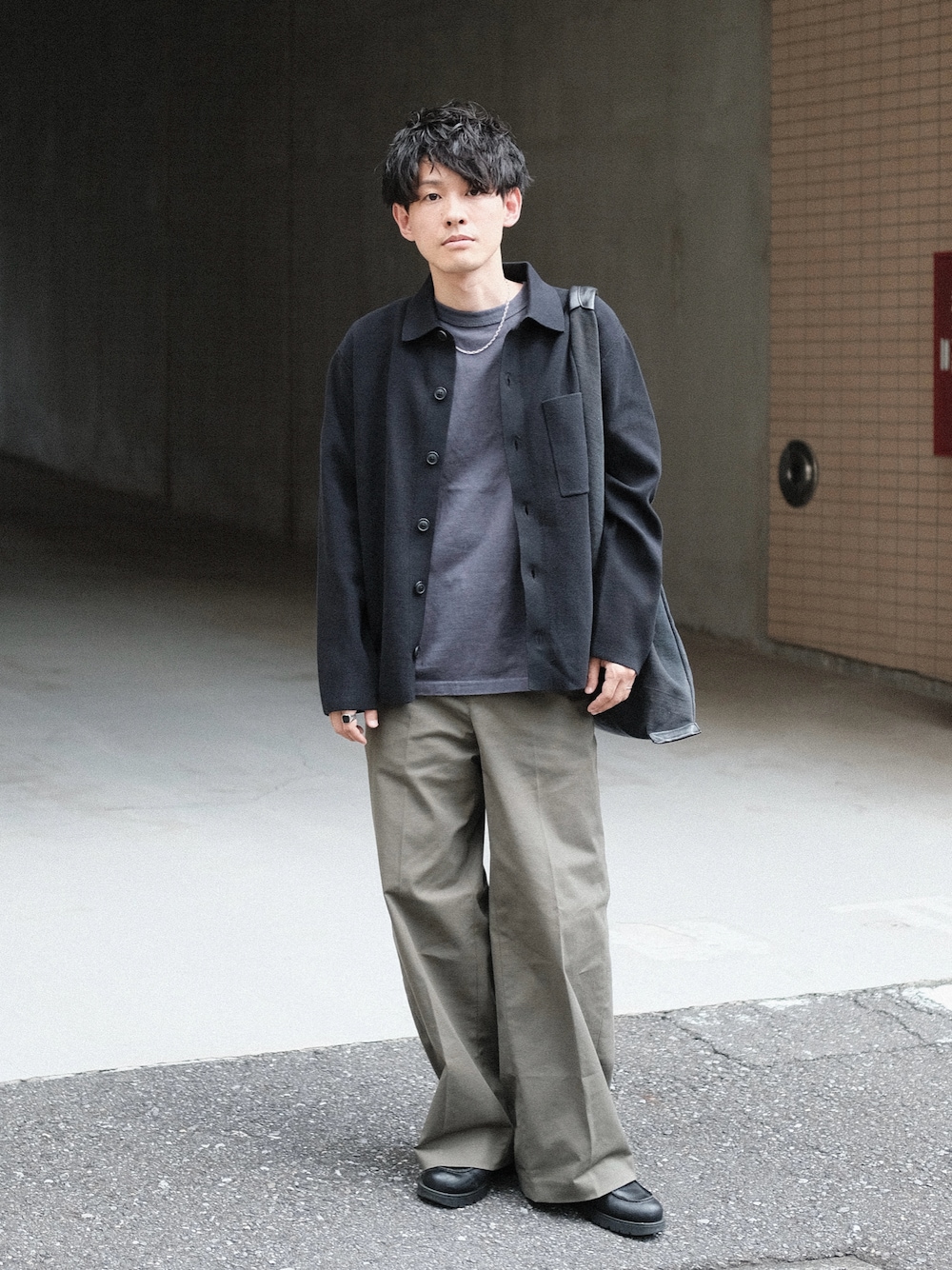 「アツいコーデ全部見せ、レイヤードスタイル、カーディガン、秋服準備はじめました、秋コーデ、チノパン、チノパンツ、ワイドパンツ、きれいめカジュアル、大人カジュアル、大人コーデ、低身長、低身長コーデ、お出かけコーデ、ユニクロ」｜「UNIQLOのアイテム（カーディガン/ボレロ、ブラック系）」を使った、ゆっきーさん（骨格ウェーブ・メンズ・165cm）の夏コーディネートの1枚目の写真
