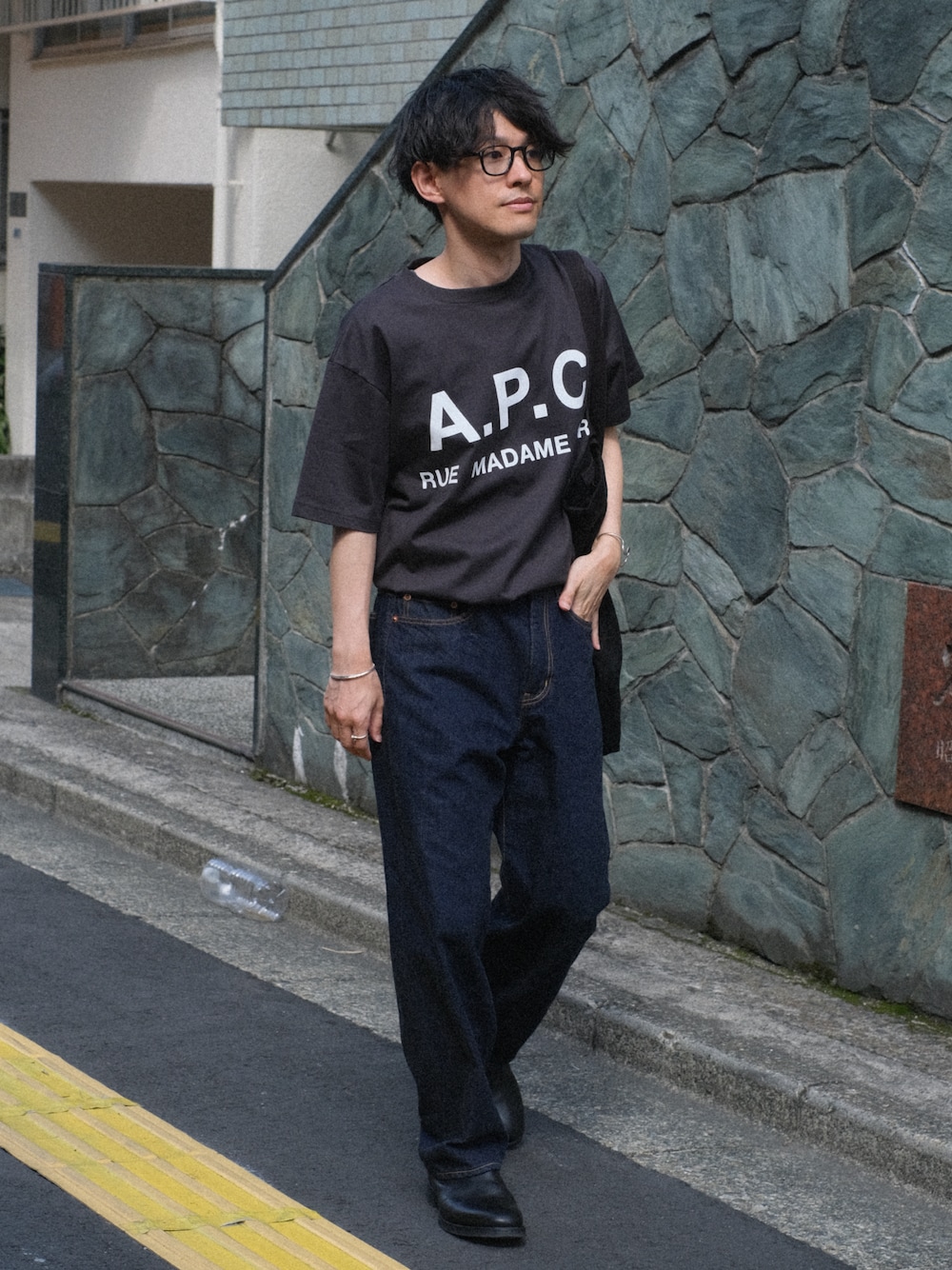 「APC、アーペーセー、EDIFICE、YAECA、ロゴT、夏コーデ、デニム、春夏コーデ、シンプルコーデ、シンプルスタイル、低身長、低身長コーデ、低身長男子、40代ファッション、30代コーデ」｜「A.P.C.の【A.P.C. / アーペーセー】別注 オーバーサイズ ロゴプリント Tシャツ（Tシャツ/カットソー、グレー系）」を使った、ゆっきーさん（骨格ウェーブ・メンズ・165cm）の春コーディネートの1枚目の写真