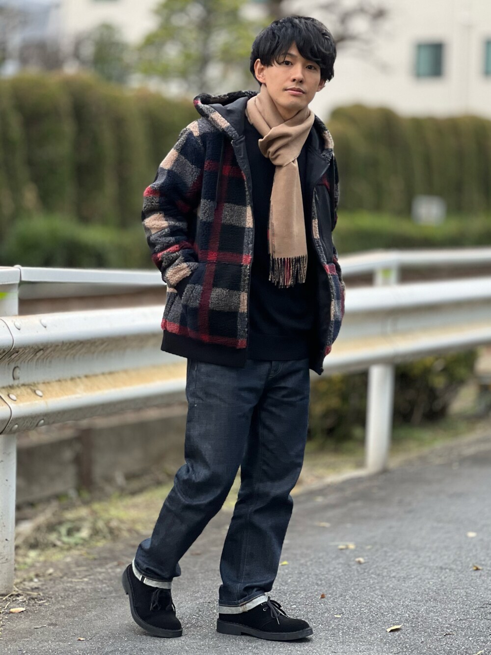 「冬コーデ、チェック、マフラーぐるぐる、クリスマスに着たい服、デニム、ボアジャケット、ボアパーカー、ブーツ、レイヤードスタイル、マイベストコーデ2022、赤、休日スタイル、きれいめカジュアル、cbcrestbridge、clarks」｜「CB CRESTBRIDGEのクレストブリッジチェックボアパーカー（パーカー、ブルー系）」を使った、ゆっきーさん（骨格ウェーブ・メンズ・165cm）の冬コーディネートの1枚目の写真
