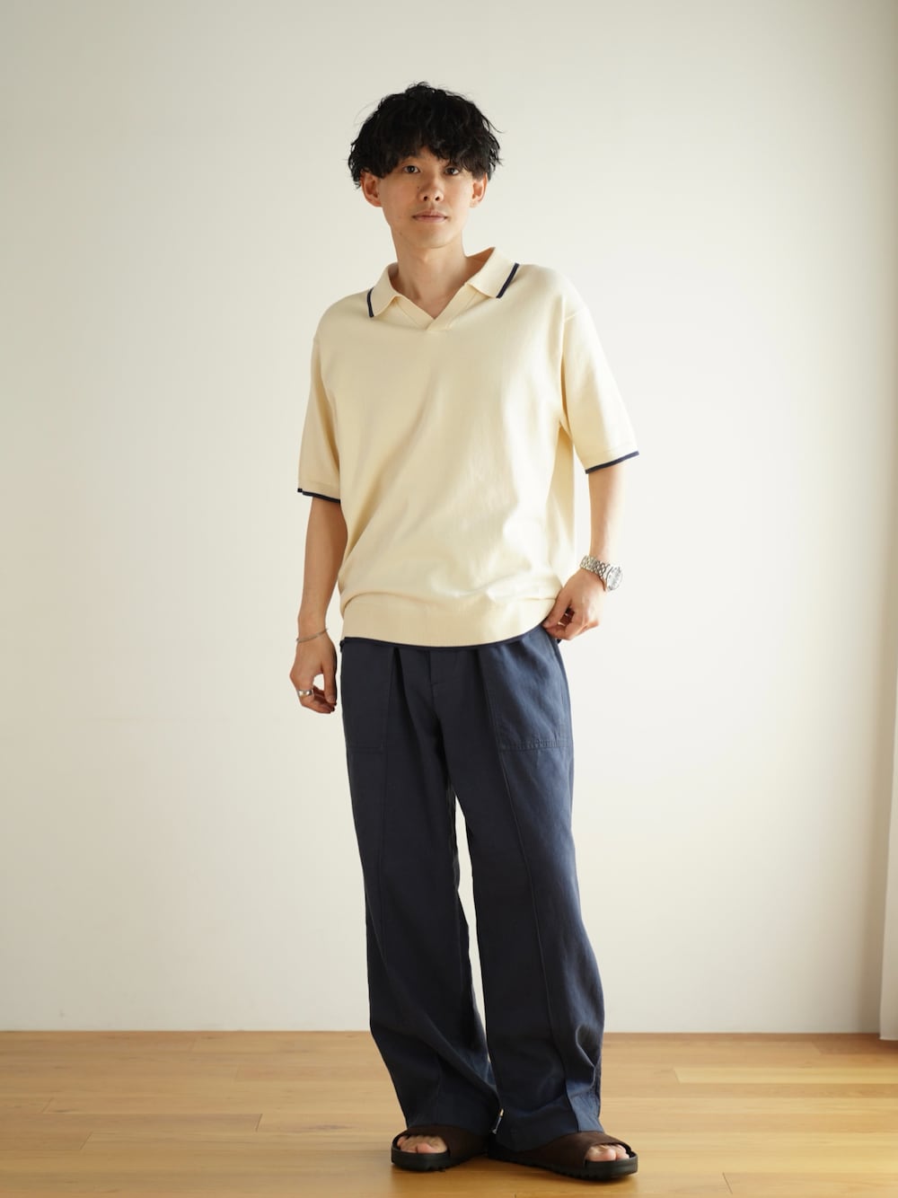 「低身長、低身長男子、UNIQLO、ユニクロ、ユニクロコーデ、UNIQLO JW ANDERSON、UNIQLOコーデ、プチプラ、プチプラコーデ、ポロシャツ、イージーパンツ、休日スタイル、スポーツミックス、お出かけコーデ、全身ユニクロ」｜「TOM WOODのTOM WOOD Cushion BZue Howk Eye M トムウッド 指輪 クッション ブルー ホーク アイ リング（リング、シルバー系）」を使った、ゆっきーさん（骨格ウェーブ・メンズ・165cm）の春コーディネートの1枚目の写真