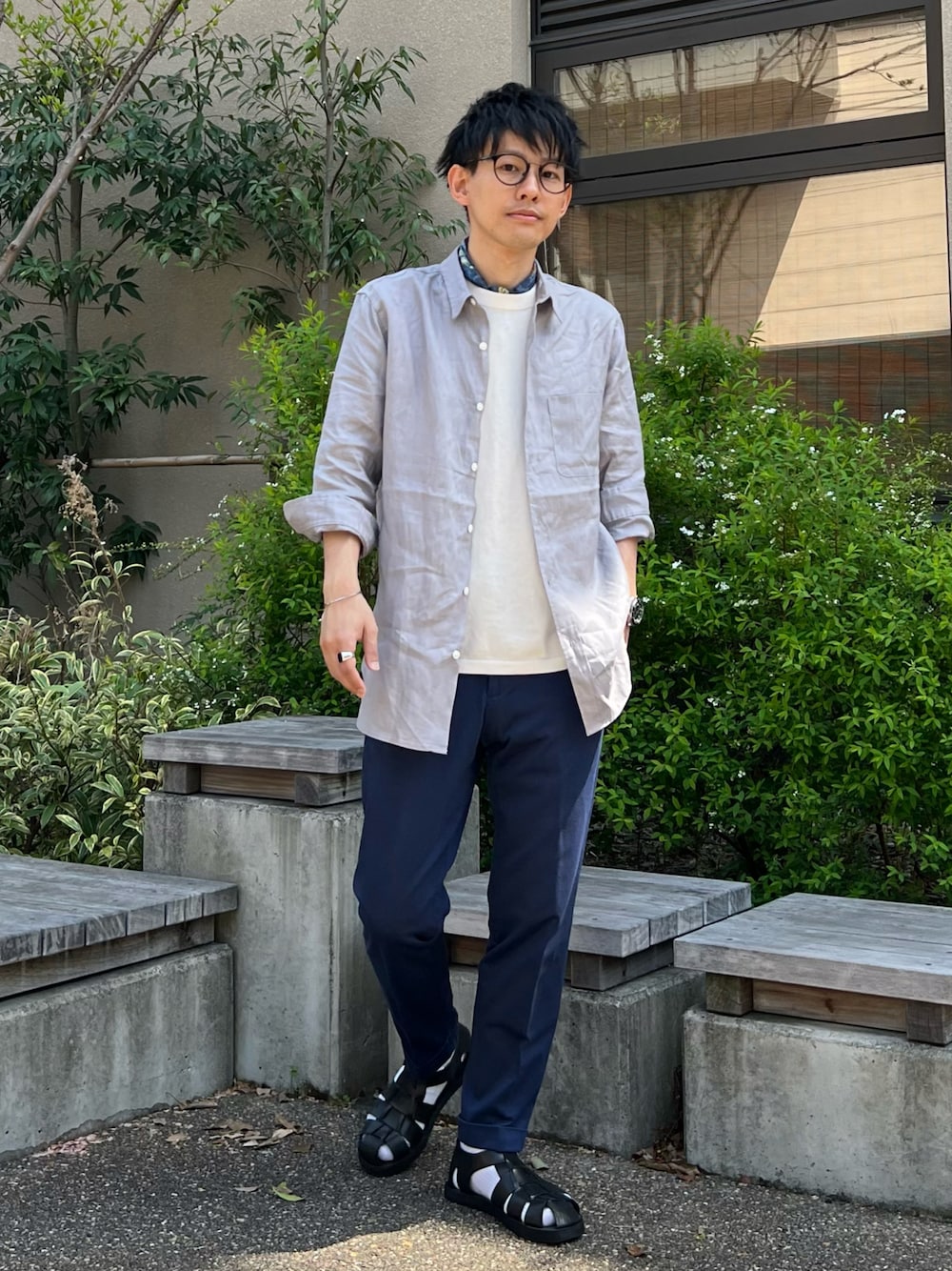 「春夏コーデ、30代、シャツスタイル、大人カジュアル、グルカサンダル、ブルー、カラーパンツ、プチプラ、スラックス、シンプルコーデ、きれいめカジュアル、スカーフ、低身長コーデ、マリン、キレイめ」｜「URBAN RESEARCH ROSSO MENの『XLサイズ』リネン七分袖シャツ（シャツ/ブラウス、グレー系）」を使った、ゆっきーさん（メンズ・165cm）の春コーディネートの1枚目の写真