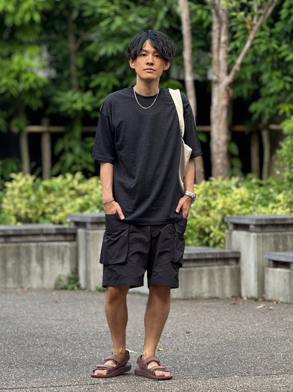 「プチプラ、プチプラコーデ、モノトーン、モノトーンコーデ、Tシャツ、Tシャツコーデ、シンプルコーデ、シンプルスタイル、夏コーデ、低身長コーデ、低身長男子、トートバッグ、大人コーデ、UNIQLO、UNIQLO U」｜「BEAUTY&YOUTH UNITED ARROWSのウォッシャブルウール ショートスリーブ Tシャツ（Tシャツ/カットソー、グレー系）」を使った、ゆっきーさん（骨格ウェーブ・メンズ・165cm）の夏コーディネートの1枚目の写真