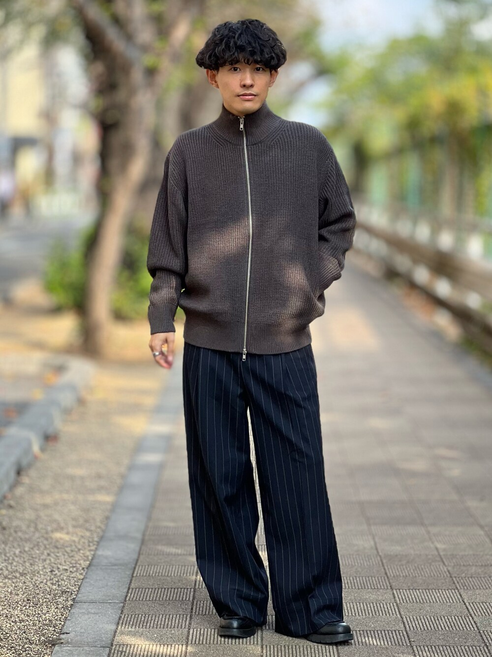 「大人カジュアル、きれいめカジュアル、シンプル、シンプルコーデ、ニット、スラックス、ワイドパンツ、ストライプ、厚底シューズ、冬コーデ、オーバーサイズ、プチプラ、ビッグシルエット、マイベストコーデ2023、低身長」｜「TOM WOODの＜TOM WOOD（トムウッド）＞ BLUEHAWK EYE C WOMENS/リング □□ ¨（リング、ブルー系）」を使った、ゆっきーさん（骨格ウェーブ・メンズ・165cm）の冬コーディネートの1枚目の写真