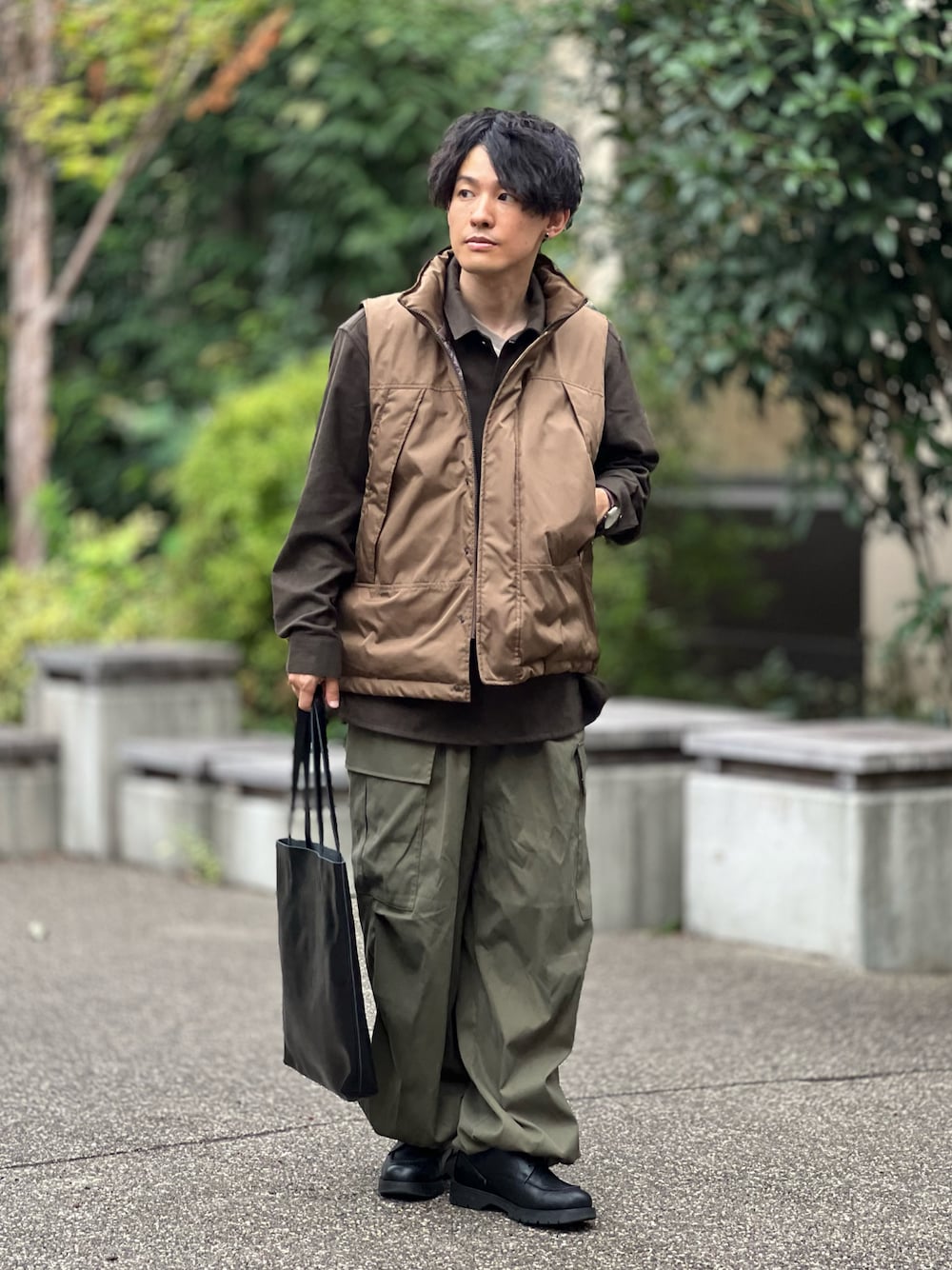 「アースカラー、カーゴパンツ、ミリタリーパンツ、ダウンベスト、レイヤードスタイル、パラシュートパンツ、ストリート、大人カジュアル、低身長、秋コーデ、シンプルコーデ、お出かけコーデ、トートバッグ、重ね着ベストシーズン、ブーツ」｜「ConfirmのConfirm / コンファーム ワイドカーゴパンツ（カーゴパンツ、グリーン系）」を使った、ゆっきーさん（骨格ウェーブ・メンズ・165cm）の秋コーディネートの1枚目の写真