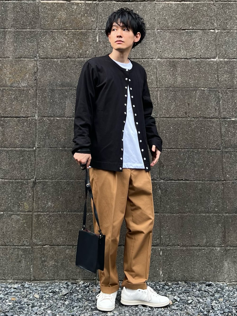 「アニエスベー、agnes b.、カーディガン、テーパードパンツ、スニーカー、白スニーカー、きれいめカジュアル、シンプルコーデ、ミニバッグ、レイヤードスタイル、秋コーデ、秋カラー、プチプラ、ブラウン、秋ルック紹介するよ」｜「agnes b.のJ000 CARDIGAN カーディガンプレッション（カーディガン/ボレロ、ブラック系）」を使った、ゆっきーさん（骨格ウェーブ・メンズ・165cm）の秋コーディネートの1枚目の写真