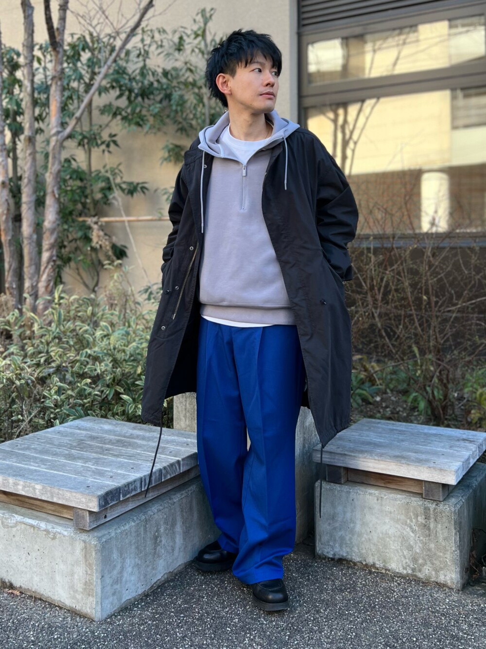 「春コーデ、春アウター、レイヤードスタイル、シンプルコーデ、カラーパンツ、ハーフジップ、スラックス、革靴、ブルー、寒色系、低身長、30代、ワイドパンツ、きれいめカジュアル、厚底シューズ」｜「EMMA CLOTHESのTRストレッチスーツ地 ストレート 1タック センタープレスイージーカラーワイドパンツ EMMA CLOTHES 2022 SPRING（スラックス、ブルー系）」を使った、ゆっきーさん（メンズ・165cm）の冬コーディネートの1枚目の写真
