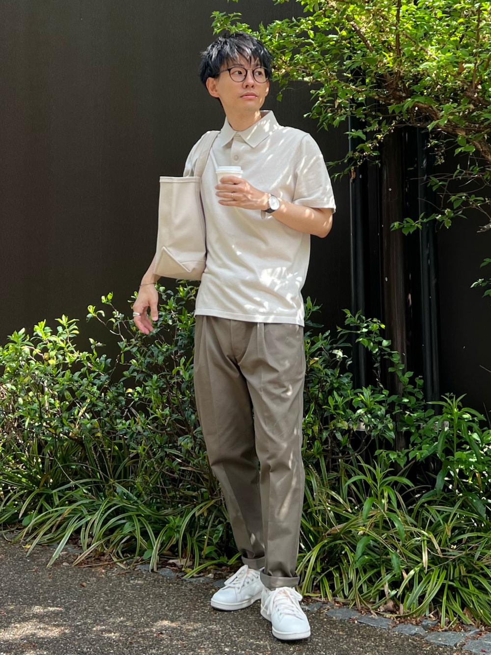 「ポロシャツ、UNIQLO、プチプラ、淡色コーデ、シンプルコーデ、30代、低身長コーデ、チノパン、白スニーカー、グリーン、春夏コーデ、夏コーデ、休日スタイル、メガネ男子、ごきげんウィーク」｜「nordgreenのNative - ホワイトダイヤル ブラックレザーストラップ（アナログ腕時計、シルバー系）」を使った、ゆっきーさん（メンズ・165cm）の春コーディネートの1枚目の写真