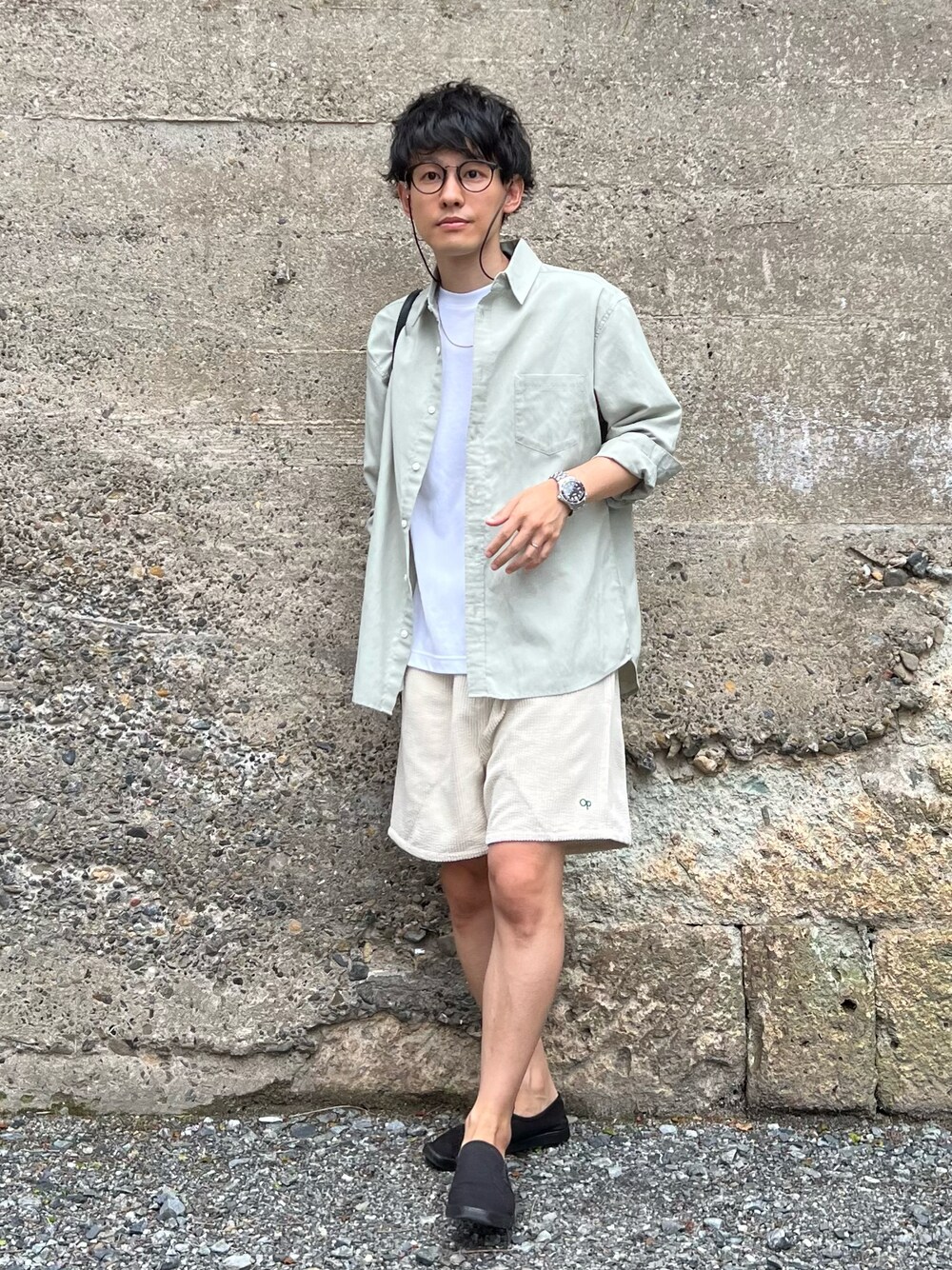 「ショートパンツ、ハーフパンツ、リネン、白Tシャツ、メガネ男子、グラスコード、シンプルコーデ、淡色コーデ、きれいめカジュアル、シャツスタイル、休日スタイル、夏コーデ、ワントーンコーデ、低身長コーデ、プチプラ」｜「URBAN RESEARCHの『UR TECH ひやサラクール』リラックスTシャツ（Tシャツ/カットソー、ホワイト系）」を使った、ゆっきーさん（メンズ・165cm）の夏コーディネートの1枚目の写真