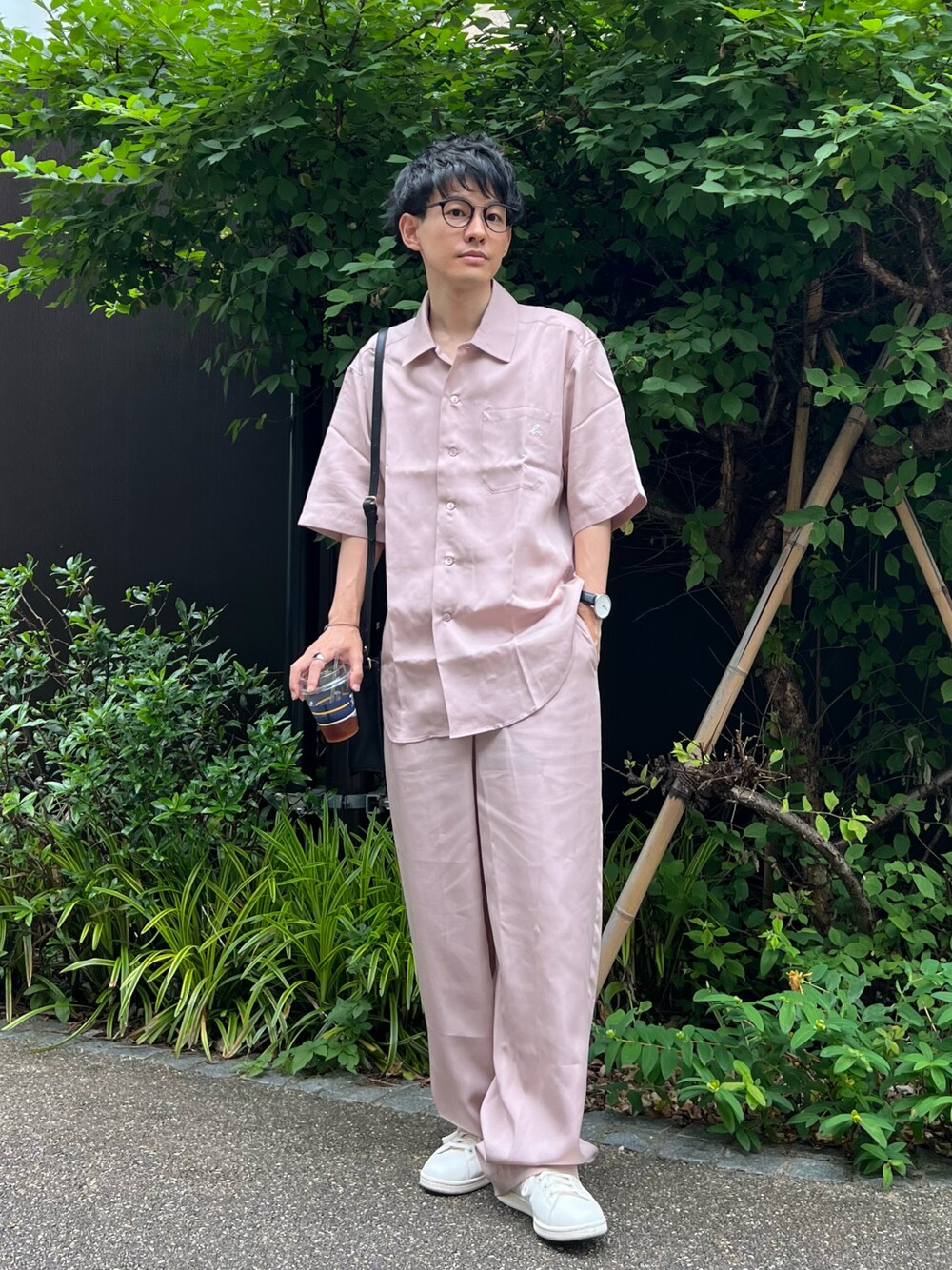「agnes b.、ピンク、リラックススタイル、オープンカラーシャツ、ショルダーバッグ、メガネ男子、白スニーカー、セットアップ、ゆるコーデ、シャツスタイル、休日スタイル、きれいめカジュアル、フレアパンツ、カラー×コーデ、ミニバッグ」｜「agnes b.のWEB限定 UBQ9 CHEMISE シャツ（シャツ/ブラウス、ピンク系）」を使った、ゆっきーさん（メンズ・165cm）の夏コーディネートの1枚目の写真