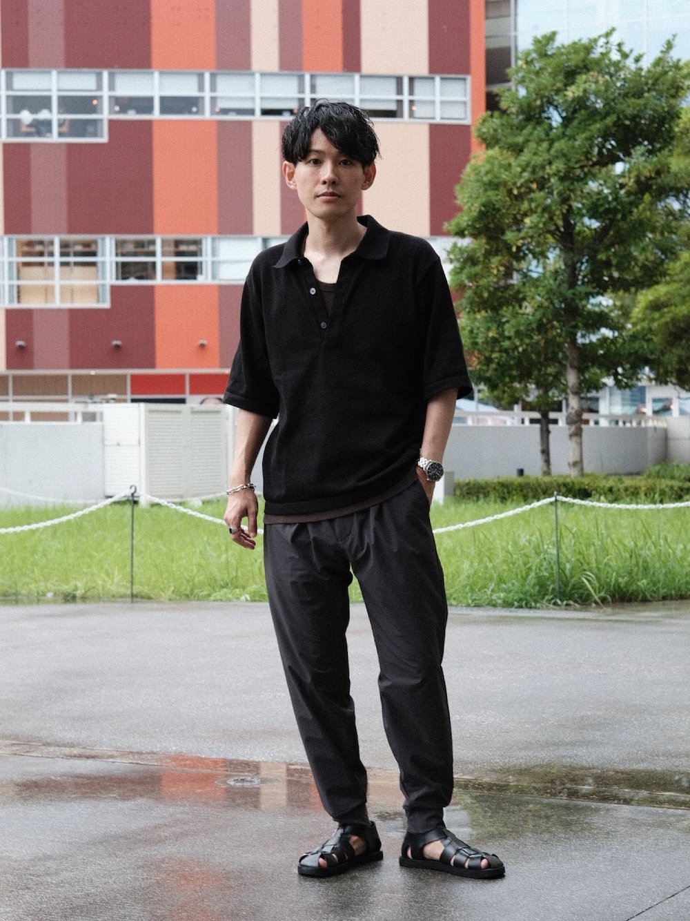 「休日スタイル、スポーツミックス、ジョガーパンツ、きれいめカジュアル、大人カジュアル、大人コーデ、ポロシャツ、レイヤードスタイル、夏コーデ、サンダル、夏服、シンプル、シンプルコーデ、30代、40代」｜「PLSTのアイテム（その他パンツ、グレー系）」を使った、ゆっきーさん（骨格ウェーブ・メンズ・165cm）の夏コーディネートの1枚目の写真