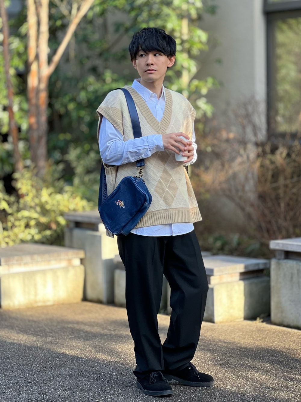 「ほめられ本命コーデ、春コーデ、ベスト、WONDER WONDER、シンプルコーデ、uspoloassn、UNIQLO、clarks、プチプラ、デニム、ショルダーバッグ、スラックス、春色、レイヤードスタイル、低身長」｜「WONDER WONDERの羽根つきベスト / アーガイル柄オーバーサイズニット（ベスト、ベージュ系）」を使った、ゆっきーさん（骨格ウェーブ・メンズ・165cm）の冬コーディネートの1枚目の写真