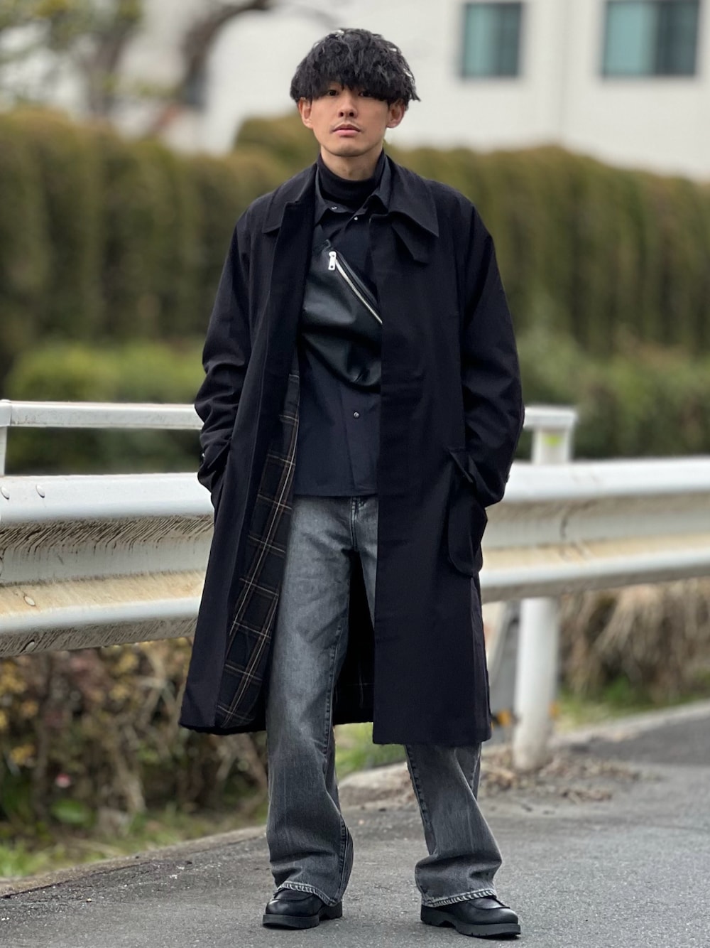 「RHYTHR、コート、冬コーデ、冬アウター、ロングコート、シンプルコーデ、デートコーデ、きれいめカジュアル、大人カジュアル、モノトーンコーデ、プチプラ、ショルダーバッグ、デニム、低身長、チェック」｜「KLEMANの＜KLEMAN（クレマン）＞ FRODAN/シューズ（ドレスシューズ、ブラック系）」を使った、ゆっきーさん（骨格ウェーブ・メンズ・165cm）の冬コーディネートの1枚目の写真