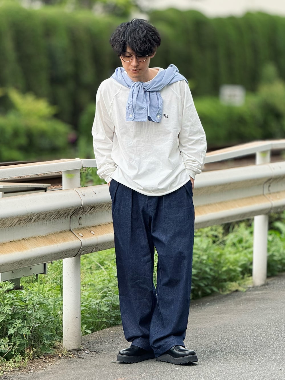 「Bleme、大人カジュアル、きれいめカジュアル、ロンT、チノパン、グルカパンツ、デニム、肩がけ、低身長、低身長コーデ、メガネ男子、春夏コーデ、スラックス、プチプラ、デートコーデ」｜「Blemeのカットオフデザイン ロングスリーブ スリット入り ロゴ刺繍ルーズロンT（Tシャツ/カットソー、ホワイト系）」を使った、ゆっきーさん（骨格ウェーブ・メンズ・165cm）の春コーディネートの1枚目の写真