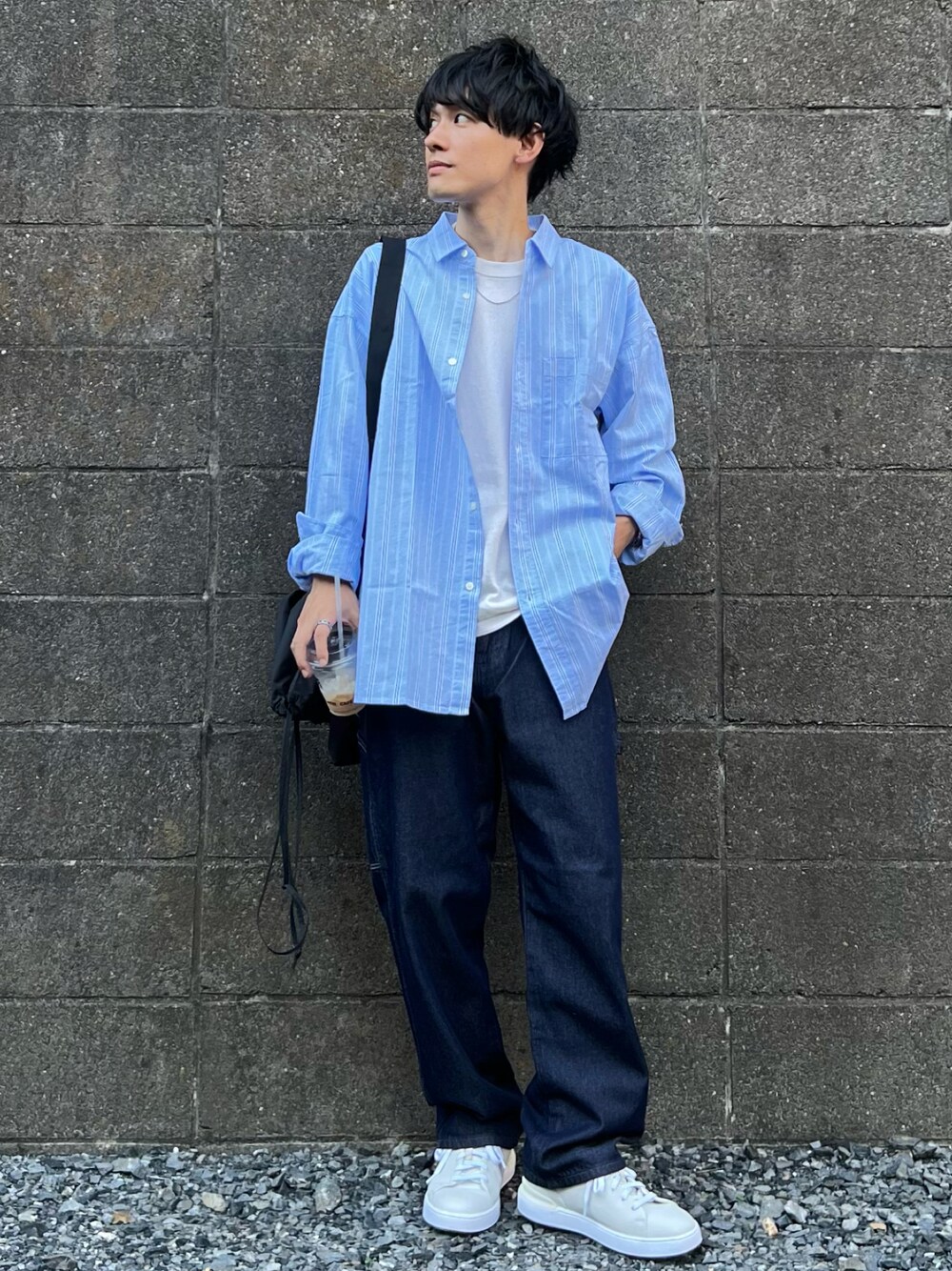 ブルー系のシャツ/ブラウス、ブルー系のデニムパンツ、ホワイト系のスニーカーを着用したメンズの秋コーディネートの1枚目の写真