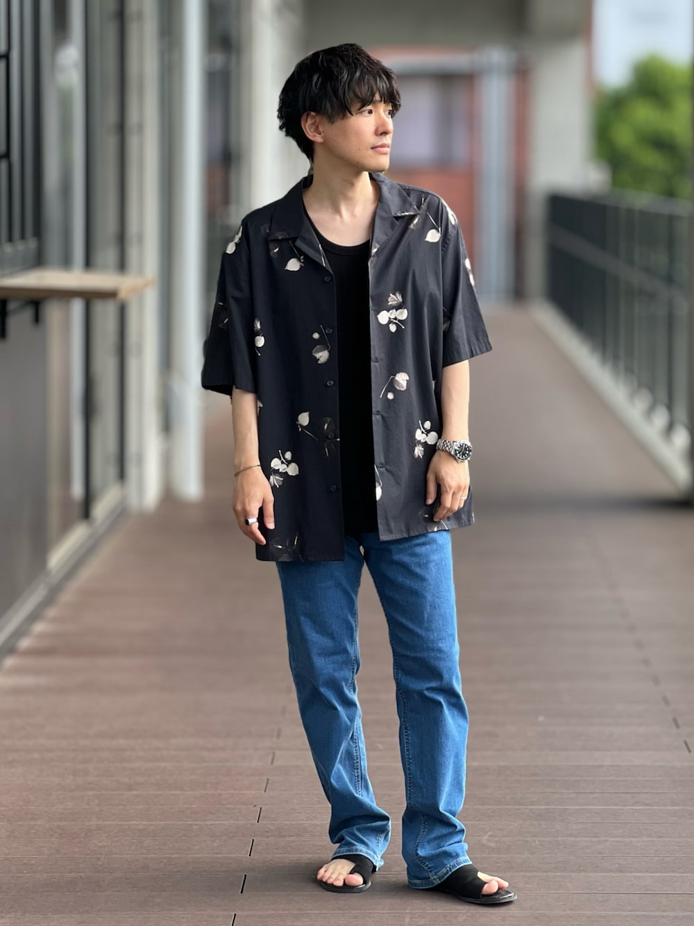 「柄シャツ、LEE、夏コーデ、シャツスタイル、オープンカラーシャツ、デニム、サンダル、大人カジュアル、きれいめカジュアル、初夏コーデ、休日スタイル、プチプラ、韓国ファッション、シンプルコーデ、デートコーデ」｜「Leeのドライタッチで涼しく快適AMERICAN STANDARD　201ストレート【COOL】（デニムパンツ、ブルー系）」を使った、ゆっきーさん（骨格ウェーブ・メンズ・165cm）の春コーディネートの1枚目の写真