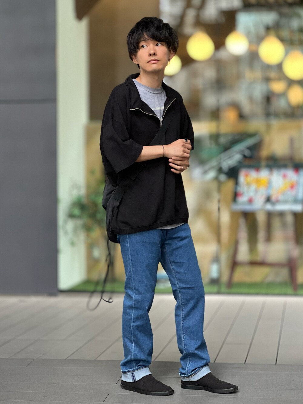 「古着MIX、JOURNAL STANDARD relume、LEE、古着、ハーフジップ、ハーフジップスウェット、デニム、ショルダーバッグ、夏コーデ、初夏コーデ、休日スタイル、プチプラ、韓国ファッション、ストリート、ミニバッグ」｜「JOURNAL STANDARD relumeのCALIFORNIA DAMAGE ハーフジップスウェット半袖（Tシャツ/カットソー、ブラック系）」を使った、ゆっきーさん（骨格ウェーブ・メンズ・165cm）の春コーディネートの1枚目の写真