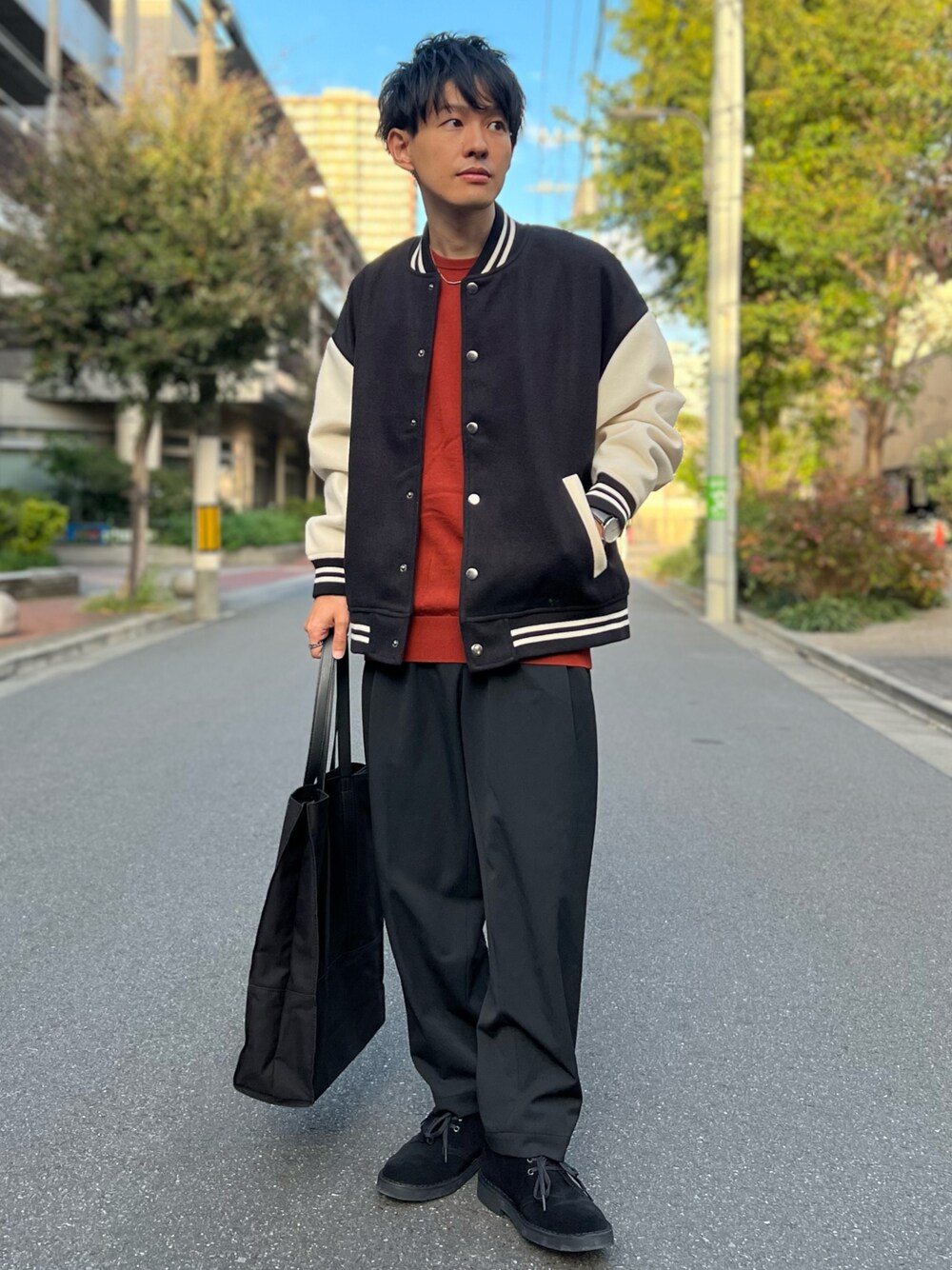 「休日スタイル、スタジャン、ニット、ブルゾン、プチプラ、きれいめカジュアル、大人カジュアル、シンプルコーデ、厚底シューズ、トートバッグ、ブーツ、スラックス、秋冬コーデ、レイヤードスタイル、オレンジ」｜「ConfirmのPEメルトンルーズスタジャン【Confirm】（スタジャン、ブラック系）」を使った、ゆっきーさん（骨格ウェーブ・メンズ・165cm）の秋コーディネートの1枚目の写真