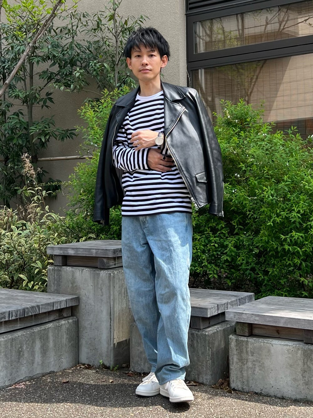 「ロンT、ボーダー、シンプルコーデ、春コーデ、春夏コーデ、ストライプ、デニム、ライダース、ライダースジャケット、プチプラ、プチプラコーデ、着回しコーデ、30代、低身長、カラー×コーデ」｜「agnes b.のJ008 TS ボーダーTシャツ（Tシャツ/カットソー、ブラック系）」を使った、ゆっきーさん（メンズ・165cm）の春コーディネートの1枚目の写真