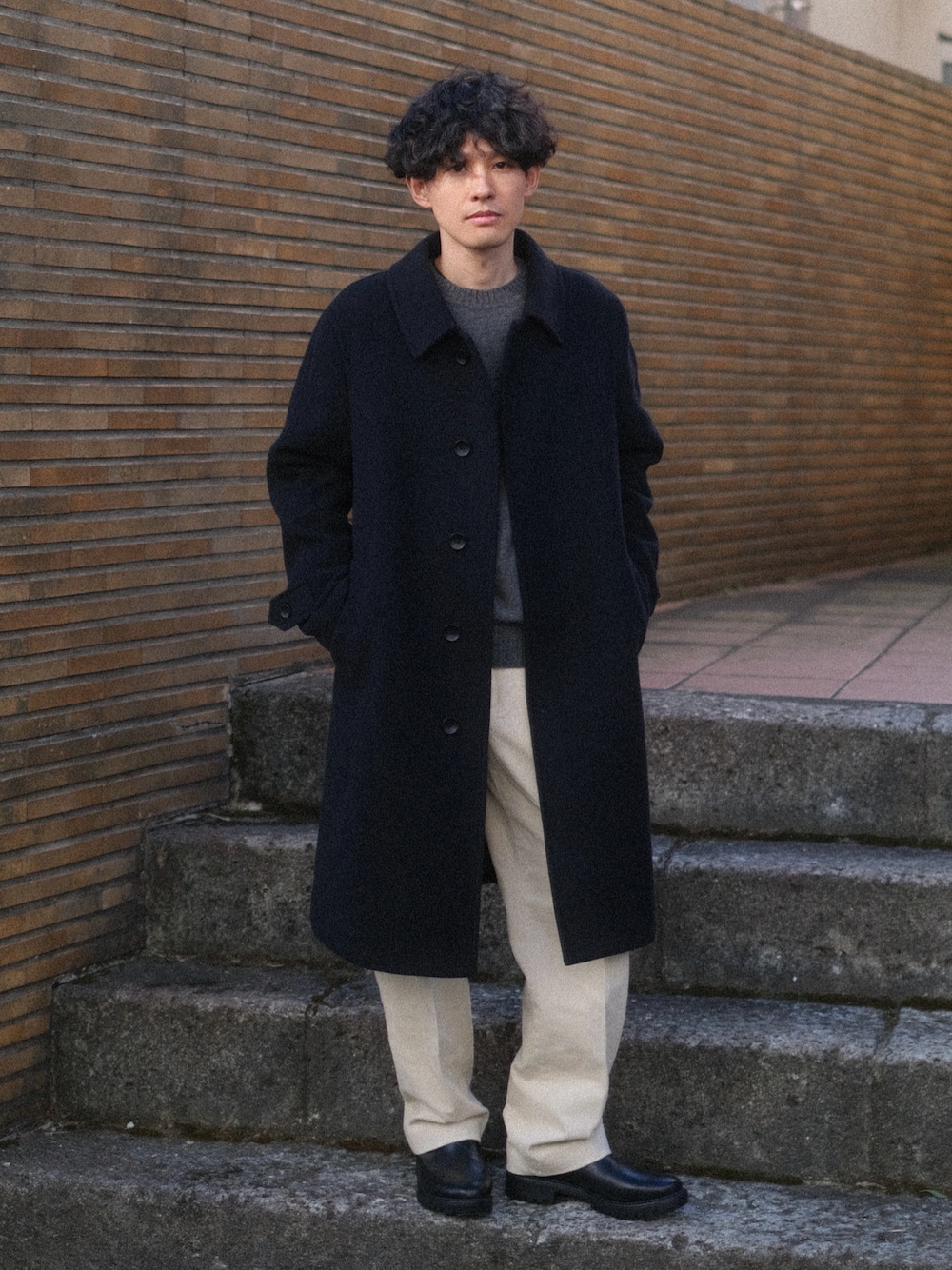 「プチプラコーデ、シンプルコーデ、モノトーン、モノトーンコーデ、UNIQLO、ロングコート、ステンカラーコート、ニット、白パンツ、コーデュロイ、ブーツ、マイベストコーデ2023、新星WEARISTAにエントリー、クリスマスに着たい服、クリスマスコーデ」｜「UNIQLOのアイテム（ステンカラーコート、ブルー系）」を使った、ゆっきーさん（骨格ウェーブ・メンズ・165cm）の冬コーディネートの1枚目の写真