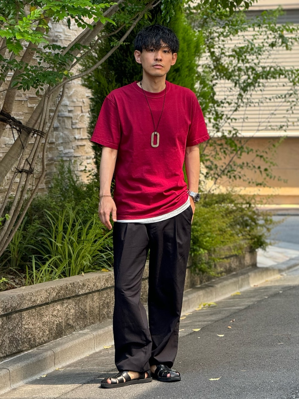 「夏コーデ、フェスコーデ、ラフコーデ、大人カジュアル、大人コーデ、サンダル、グルカサンダル、きれいめカジュアル、低身長、低身長コーデ、40代ファッション、30代コーデ、レイヤードスタイル、さらっと晴れやかスナップ」｜「Adawat'n Tuaregの【Adawat’n Tuareg / アダワット トゥアレグ】Zezi ネックレス（ネックレス、シルバー系）」を使った、ゆっきーさん（骨格ウェーブ・メンズ・165cm）の夏コーディネートの1枚目の写真