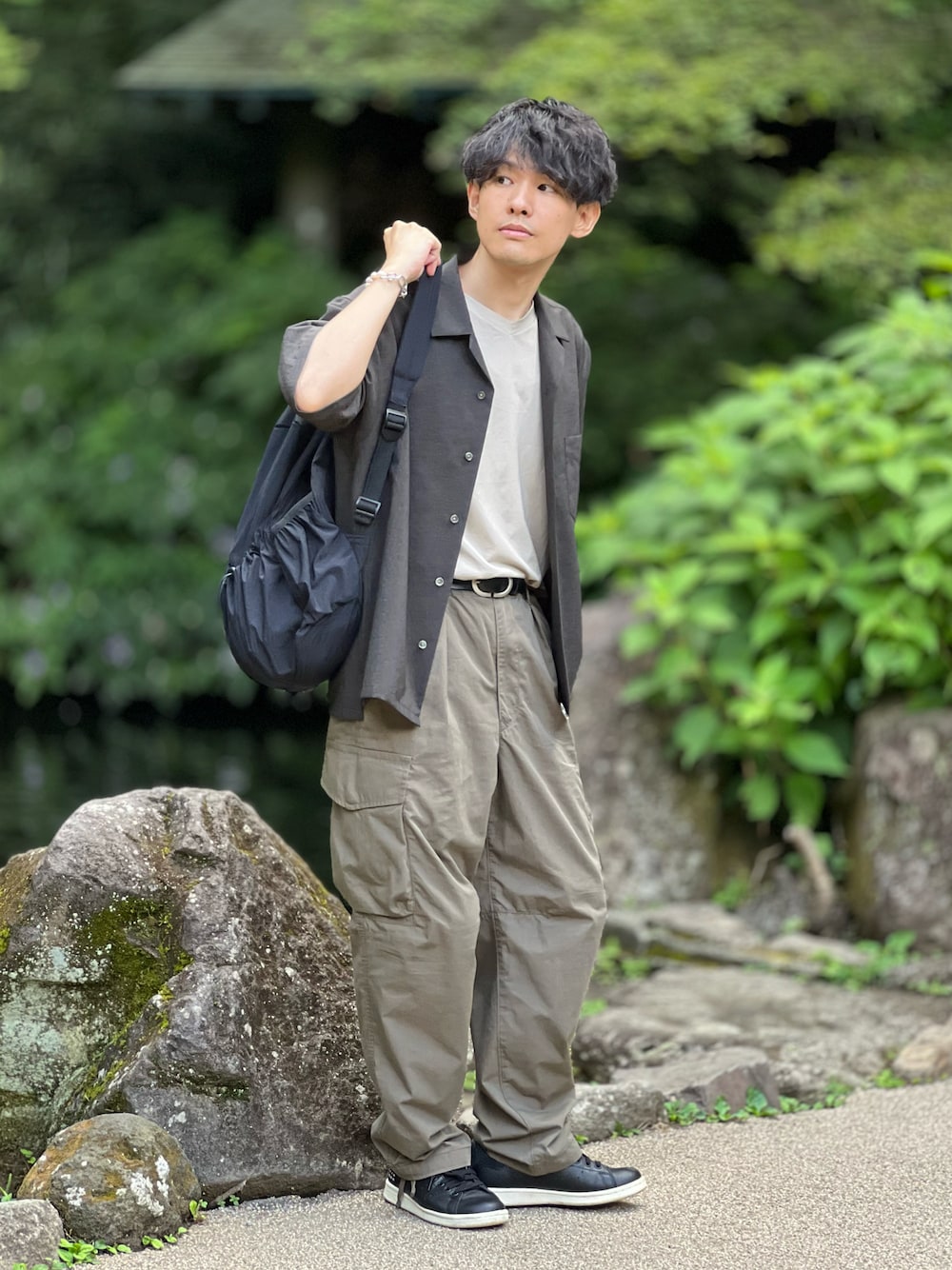 「お出かけコーデ、オープンカラーシャツ、カーゴパンツ、タックイン、きれいめカジュアル、シンプルコーデ、スニーカー、低身長、プチプラ、シャツスタイル、夏セールで買いました、夏コーデ、ショルダーバッグ、フェススタイル、淡色コーデ」｜「ADAM ET ROPE'の洗えるセットアップ【RIRANCHA】オープンカラーシャツ ＆ イージーパンツ / 防シワ性 / ユニセックス（セットアップ、ブラック系）」を使った、ゆっきーさん（骨格ウェーブ・メンズ・165cm）の夏コーディネートの1枚目の写真