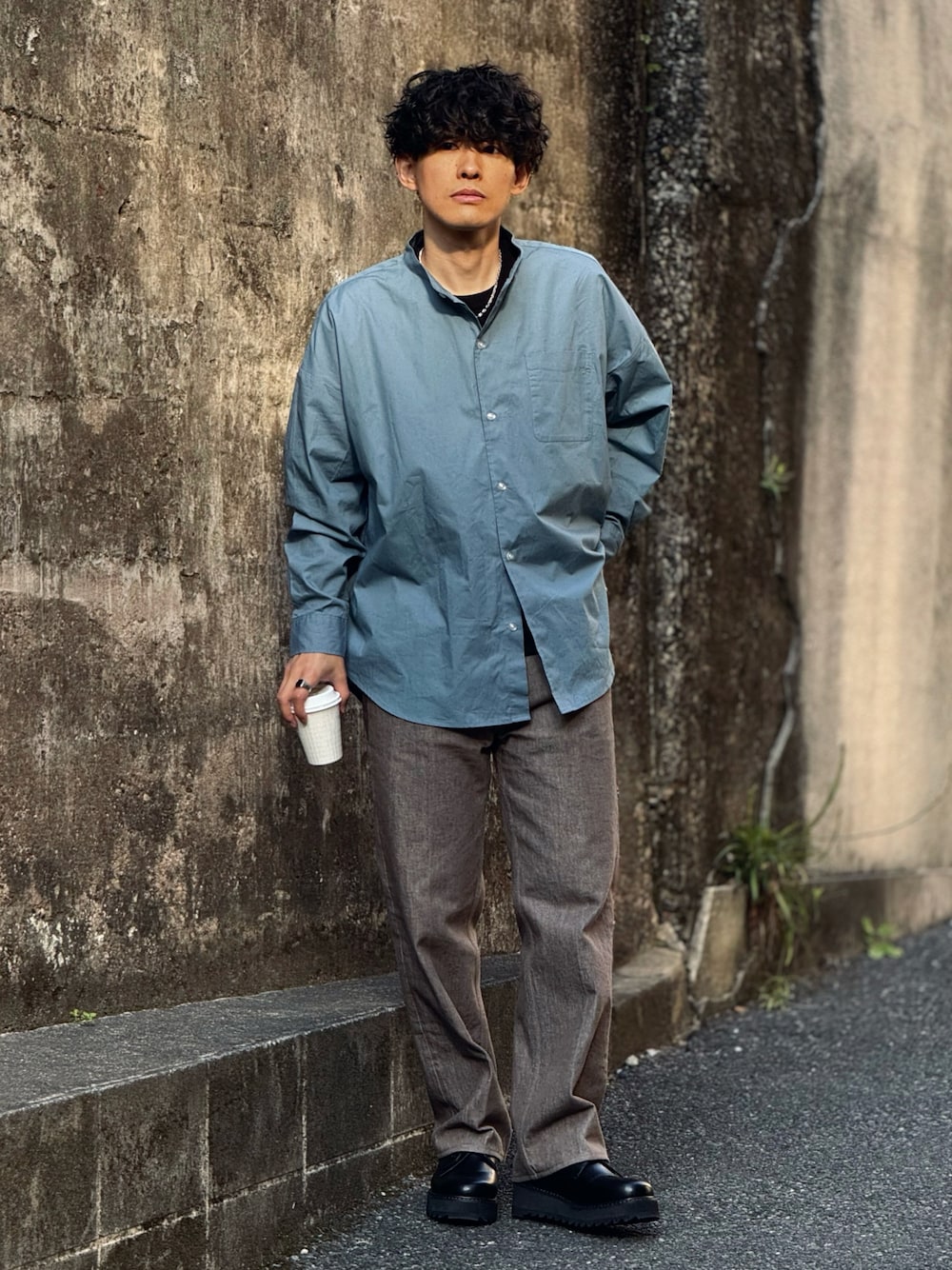 「春のおしゃ見えテクニック、春コーデ、春夏コーデ、シャツスタイル、STARTING OVER、シャツ、バンドカラーシャツ、きれいめカジュアル、デニム、プチプラ、大人カジュアル、お出かけコーデ、シンプルコーデ、低身長、低身長コーデ」｜「Starting Overのブロードビッグ無地ストライプ バンドカラーシャツ/レディース メンズ（シャツ/ブラウス、ブルー系）」を使った、ゆっきーさん（骨格ウェーブ・メンズ・165cm）の春コーディネートの1枚目の写真