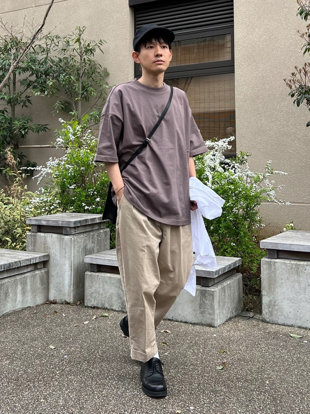 「春コーデ、春夏コーデ、Tシャツ、ビッグT、ビッグシルエット、ワークスタイル、ワークキャップ、ミニバッグ、アースカラー、低身長、シンプルコーデ、30代、休日スタイル、革靴、プチプラ」｜「EMMA CLOTHESのヘビーウェイトコットン ルーズシルエットカットソー EMMA CLOTHES 2022 SUMMER（Tシャツ/カットソー、ブラウン系）」を使った、ゆっきーさん（メンズ・165cm）の春コーディネートの1枚目の写真