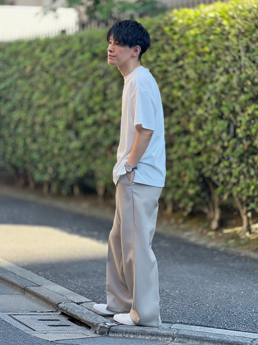 「アツいコーデ全部見せ、オールホワイト、夏コーデ、低身長、淡色コーデ、淡色、プリントT、スラックス、スリッポン、プチプラ、シンプルコーデ、低身長男子、低身長コーデ、ホワイトコーデ、ワントーンコーデ」｜「JUNREDのMr.SZK × JUNRed / カフェホリックプリントTシャツ - cafe holic -（Tシャツ/カットソー、ホワイト系）」を使った、ゆっきーさん（骨格ウェーブ・メンズ・165cm）の夏コーディネートの1枚目の写真