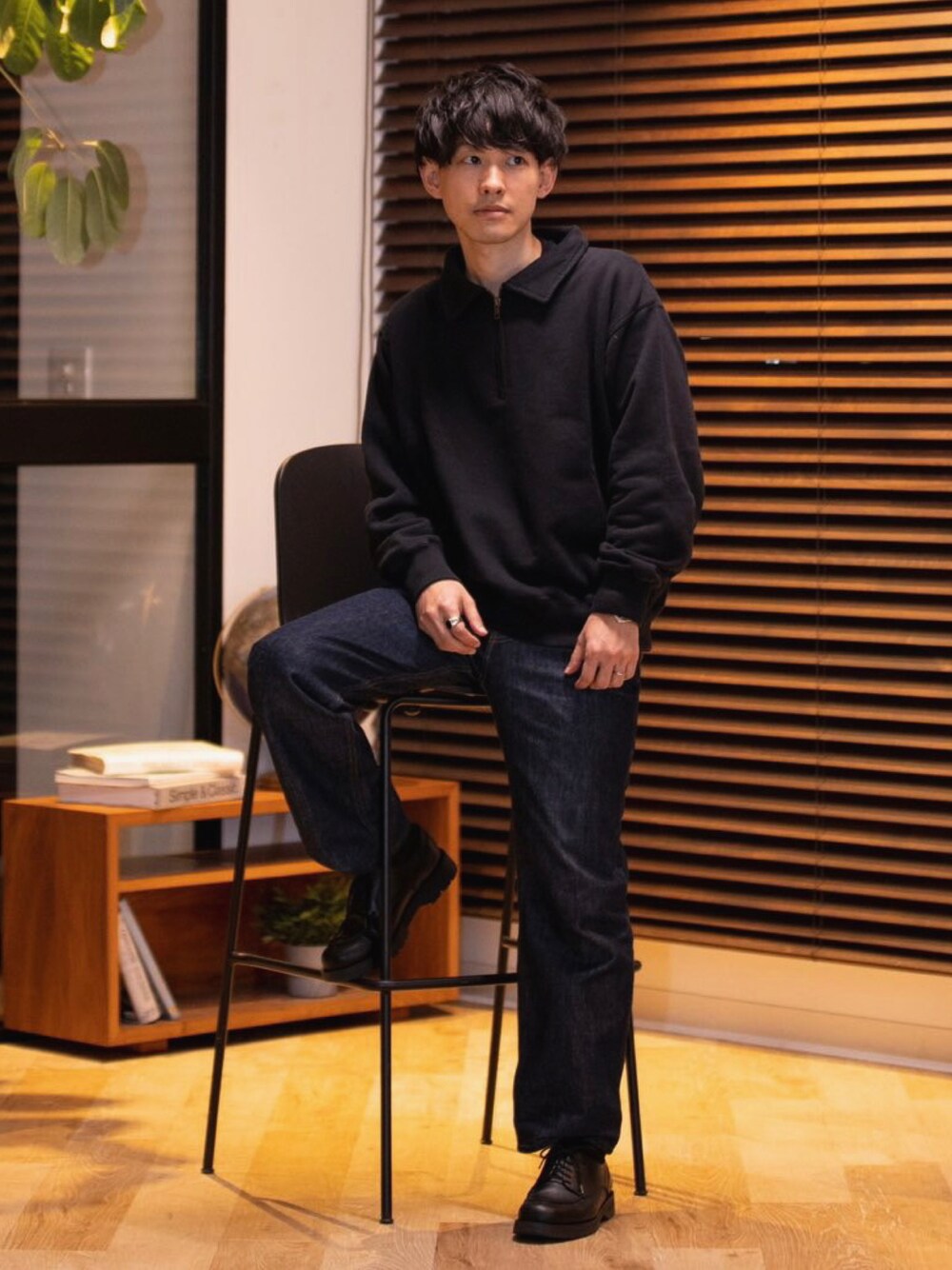「nano・universe、RUSSELL ATHLETIC、デニム、シンプルコーデ、きれいめカジュアル、革靴、大人カジュアル、低身長、30代、スウェット、ハーフジップ、シンプル、ラッセルアスレチック、春コーデ、おしゃれさんと繋がりたい」｜「Russell AthleticのRUSSELL ATHLETIC/別注 ハーフジップ（スウェット、ブラック系）」を使った、ゆっきーさん（骨格ウェーブ・メンズ・165cm）の冬コーディネートの1枚目の写真