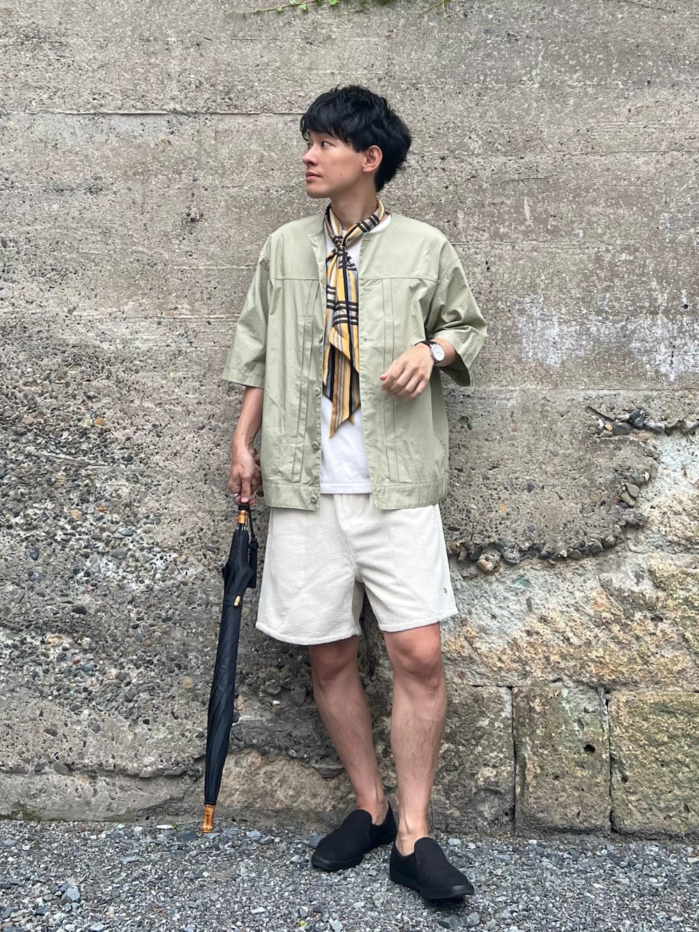 「夏コーデ、日傘、シャツスタイル、きれいめカジュアル、大人カジュアル、スカーフ、休日スタイル、ワントーンコーデ、ショートパンツ、ハーフパンツ、シンプルコーデ、低身長コーデ、utatane、紫外線対策、うたたね部」｜「FORK&SPOONのFORK&SPOON　ノーカラータックシャツ（シャツ/ブラウス、ベージュ系）」を使った、ゆっきーさん（メンズ・165cm）の夏コーディネートの1枚目の写真