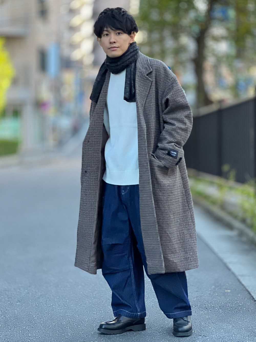 「冬コーデ、ロングコート、チェスターコート、デニム、プチプラ、マフラーぐるぐる、カーゴパンツ、シンプルコーデ、クリスマスに着たい服、低身長コーデ、休日スタイル、チェック、きれいめカジュアル、マイベストコーデ2022、シンプル」｜「Confirmのルーズベーシックチェスターコート【Confirm】（チェスターコート、ブラウン系）」を使った、ゆっきーさん（骨格ウェーブ・メンズ・165cm）の冬コーディネートの1枚目の写真