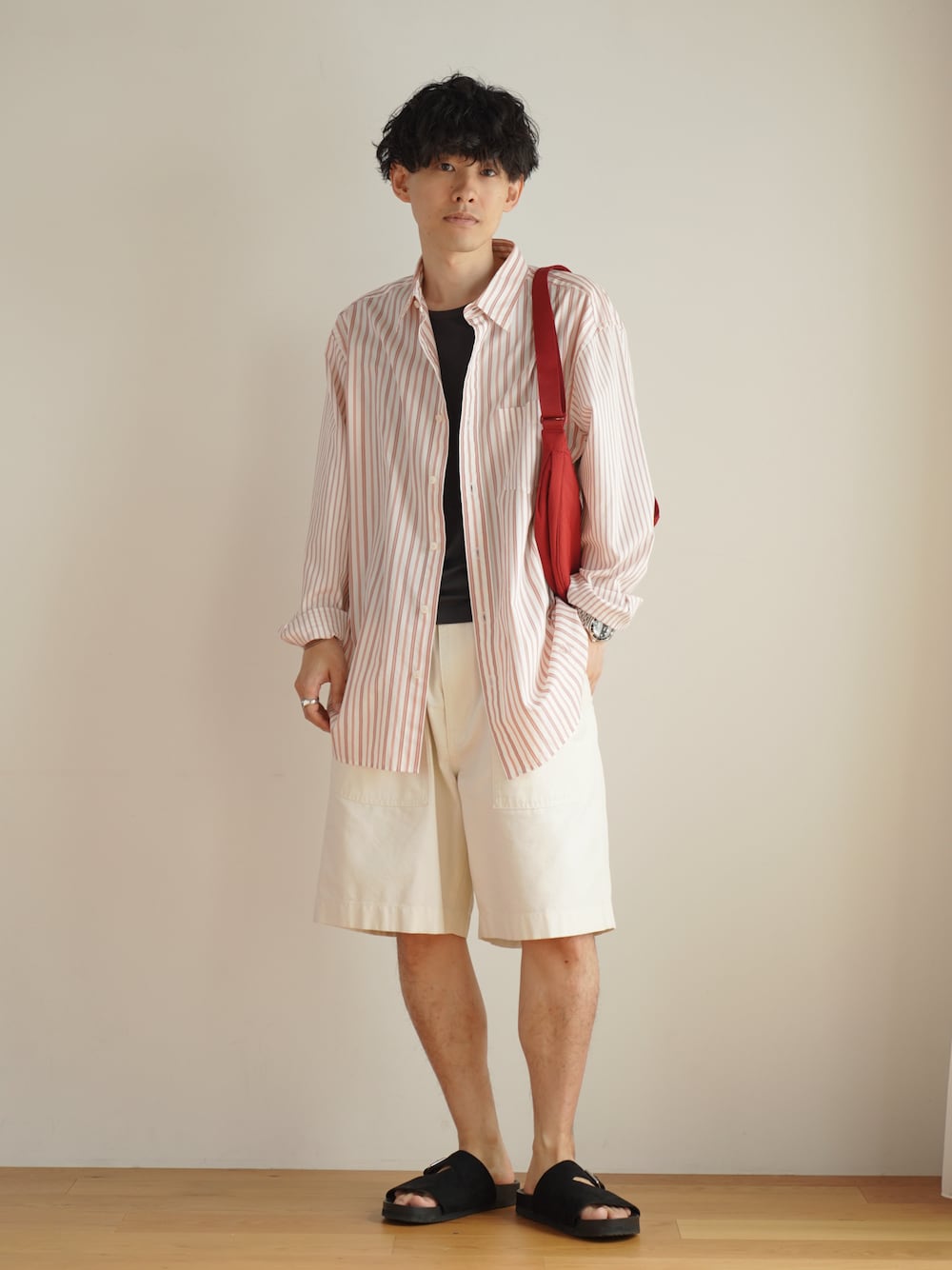 「UNIQLO、ユニクロ、全身ユニクロ、UNIQLO JW ANDERSON、ショルダーバッグ、差し色コーデ、差し色、ハーフパンツ、ショートパンツ、羽織り、シャツスタイル、低身長、シンプルコーデ、プチプラコーデ、きれいめカジュアル」｜「TOM WOODのTOM WOOD Cushion BZue Howk Eye M トムウッド 指輪 クッション ブルー ホーク アイ リング（リング、シルバー系）」を使った、ゆっきーさん（骨格ウェーブ・メンズ・165cm）の春コーディネートの1枚目の写真
