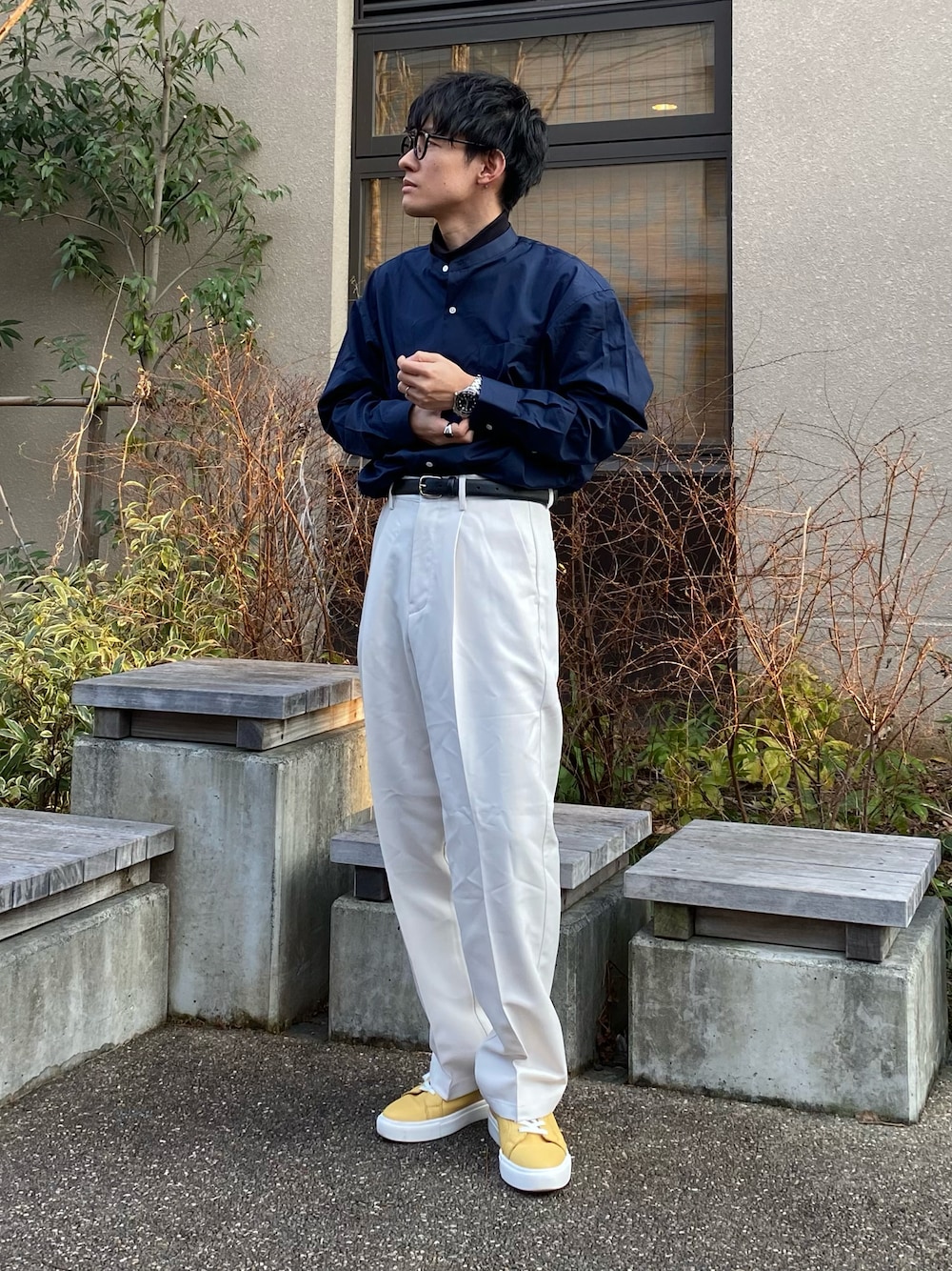 「30代、低身長、きれいめカジュアル、大人カジュアル、キレイめ、タックイン、スラックス、プチプラ、カラーパレット、シャツスタイル、ハイウエスト、白パンツ、春コーデ、大人コーデ、イエロー」｜「THOMAS MASONのトーマスメイソンバンドカラーオーバーシャツ（シャツ/ブラウス、ブルー系）」を使った、ゆっきーさん（メンズ・165cm）の冬コーディネートの1枚目の写真