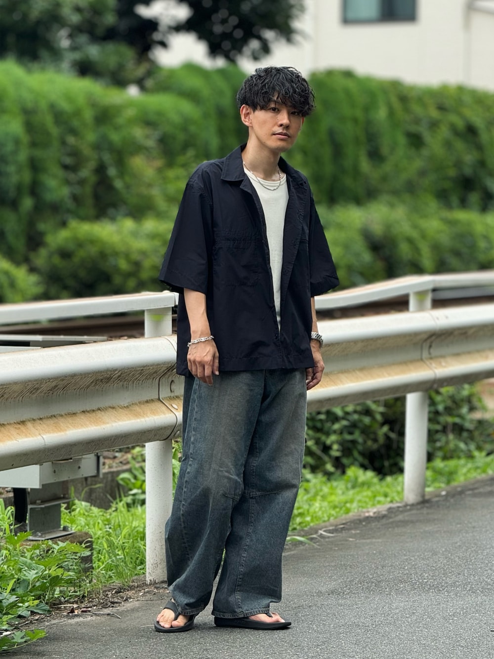 「ラフ、ラフコーデ、デニム、GU、GUコーデ、デニムパンツ、開襟シャツ、オープンカラーシャツ、サンダル、夏コーデ、シンプルコーデ、きれいめカジュアル、大人カジュアル、休日スタイル、休日コーデ」｜「RHYTHRのアイテム（シャツ/ブラウス、ブルー系）」を使った、ゆっきーさん（骨格ウェーブ・メンズ・165cm）の夏コーディネートの1枚目の写真