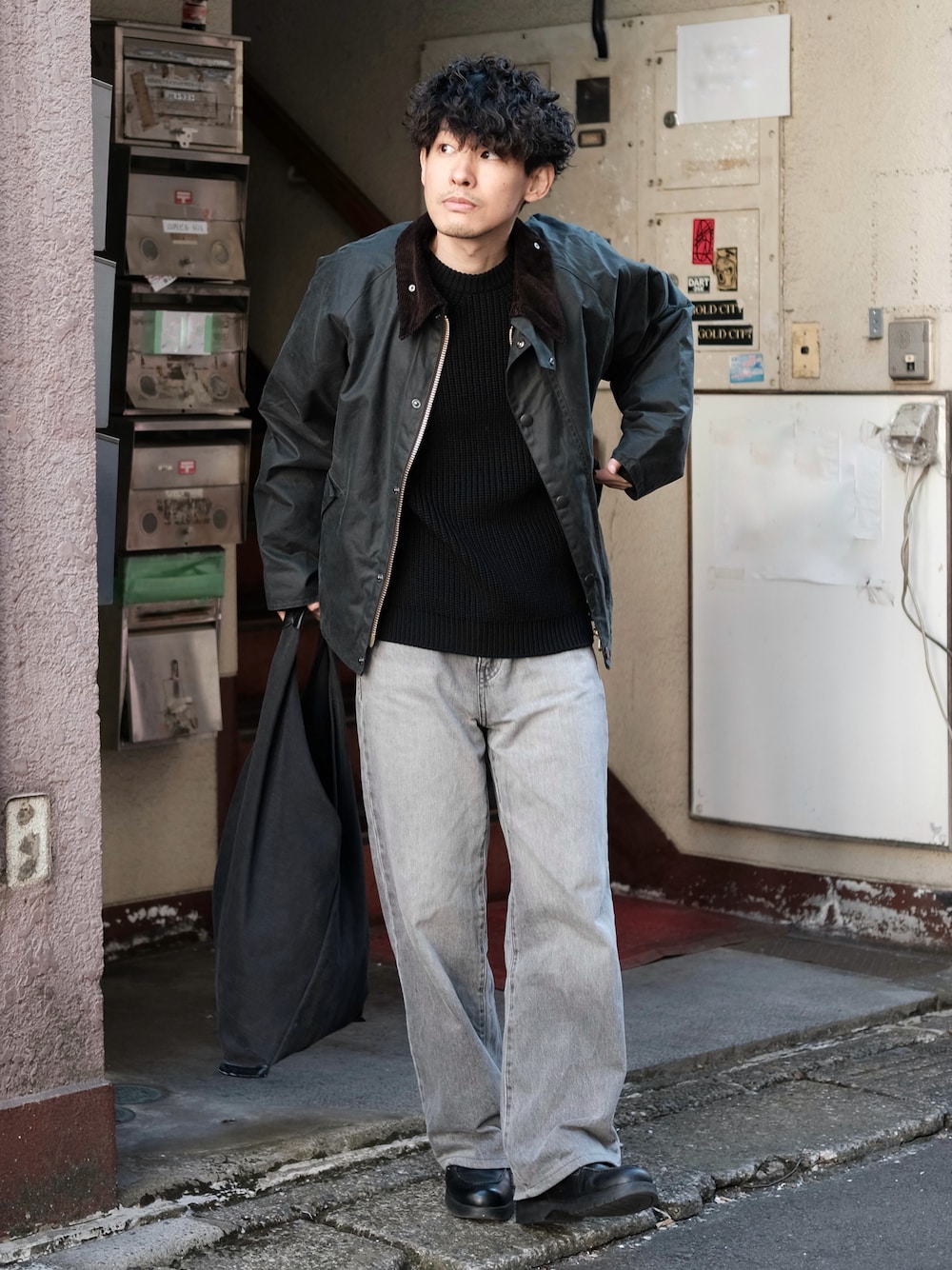 「真冬のあったかスタイル、デニム、ニット、barbour、BATONER、シンプルコーデ、シンプル、大人カジュアル、大人コーデ、きれいめカジュアル、30代コーデ、30代、40代ファッション、40代、低身長」｜「Barbourの【TRANSPORT / トランスポート】ワックス コットン ショート ブルゾン（ブルゾン、グリーン系）」を使った、ゆっきーさん（骨格ウェーブ・メンズ・165cm）の冬コーディネートの1枚目の写真